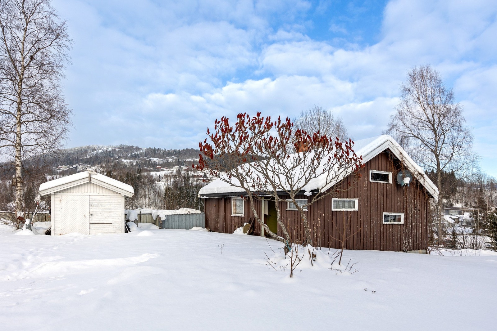 Verksted er av eldre standard, oppført i laft og trekonstruksjoner. Galleribilde