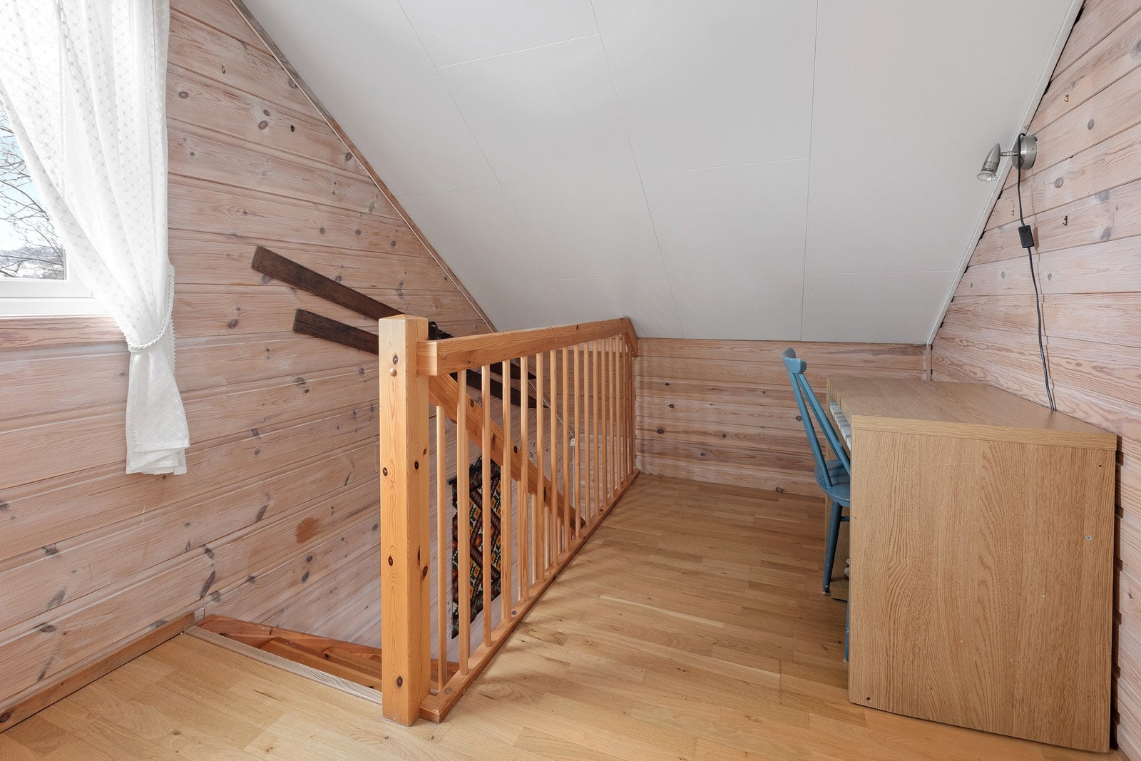 Boligens 2. etg består av trappegang, soverom og stue/soverom Galleribilde