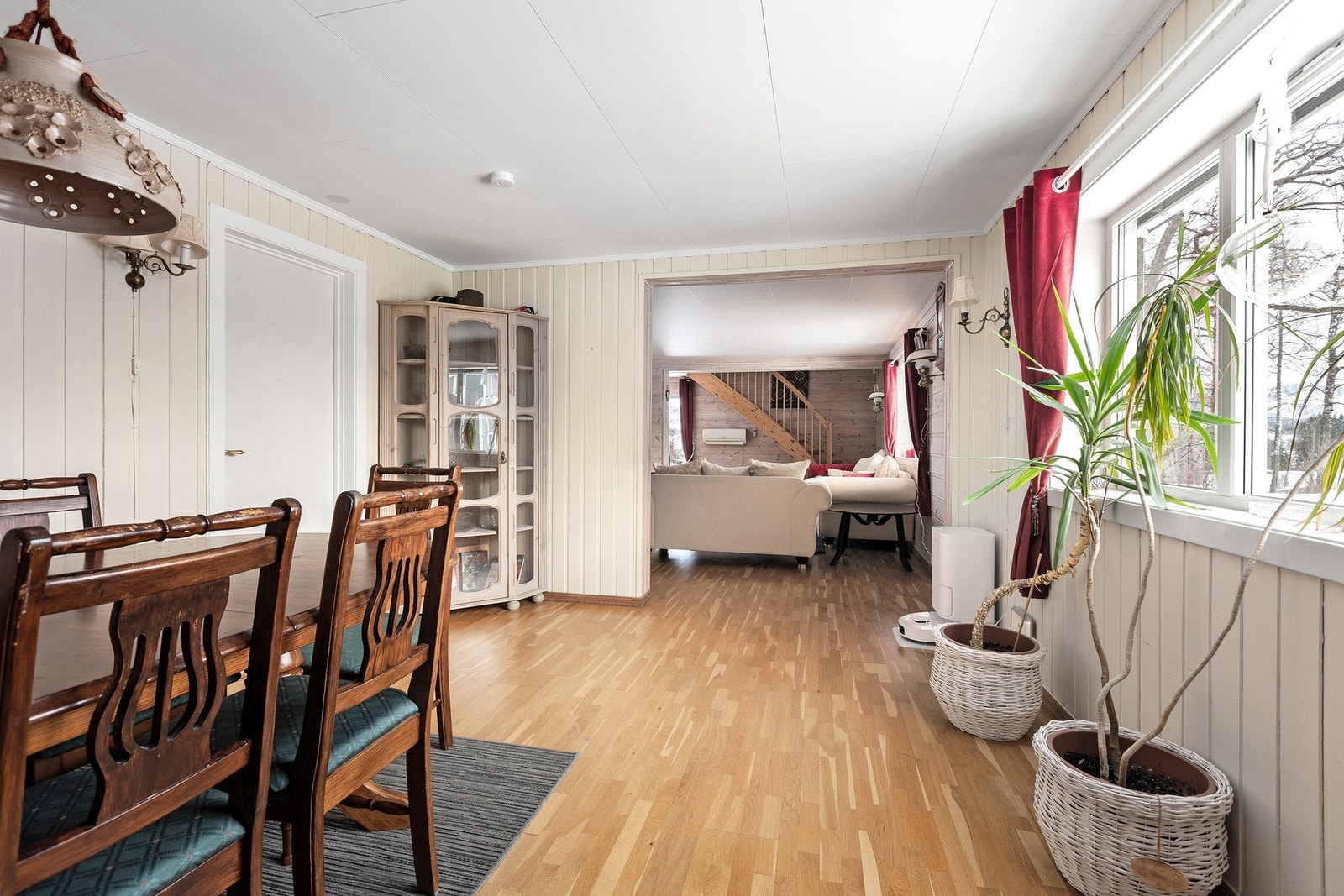 Spisestue med gunstig plassering i forhold til kjøkkenet Galleribilde