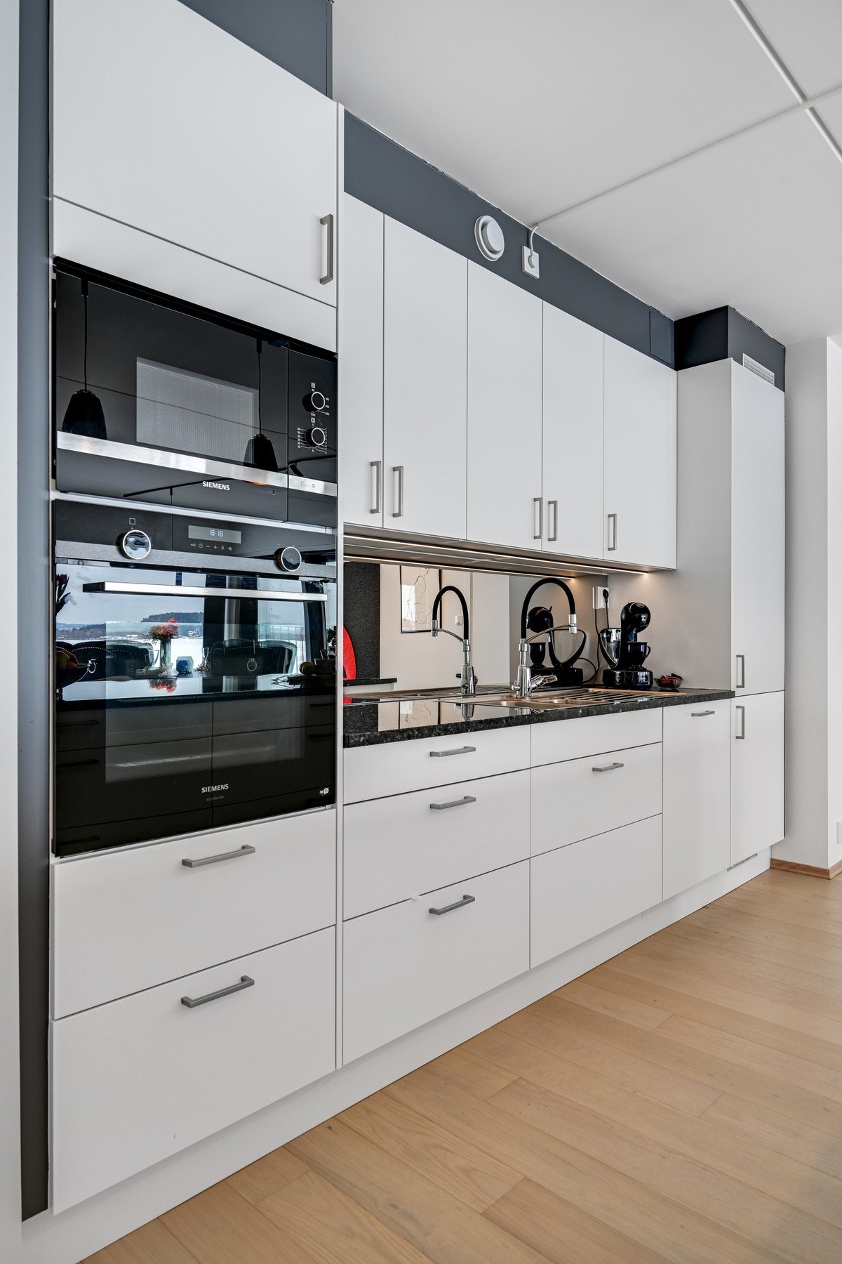 Det er god plass i alle skuffer og de takhøye skapene på kjøkkenet Galleribilde