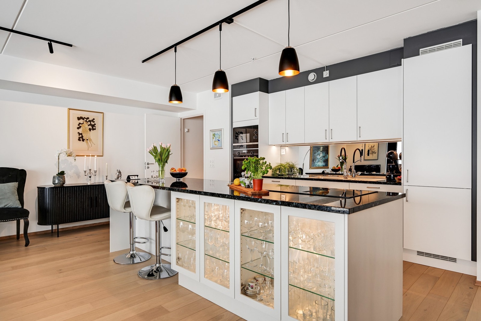 Store glasskap hvor man endelig kan vise frem finservice og krysstallglassene Galleribilde