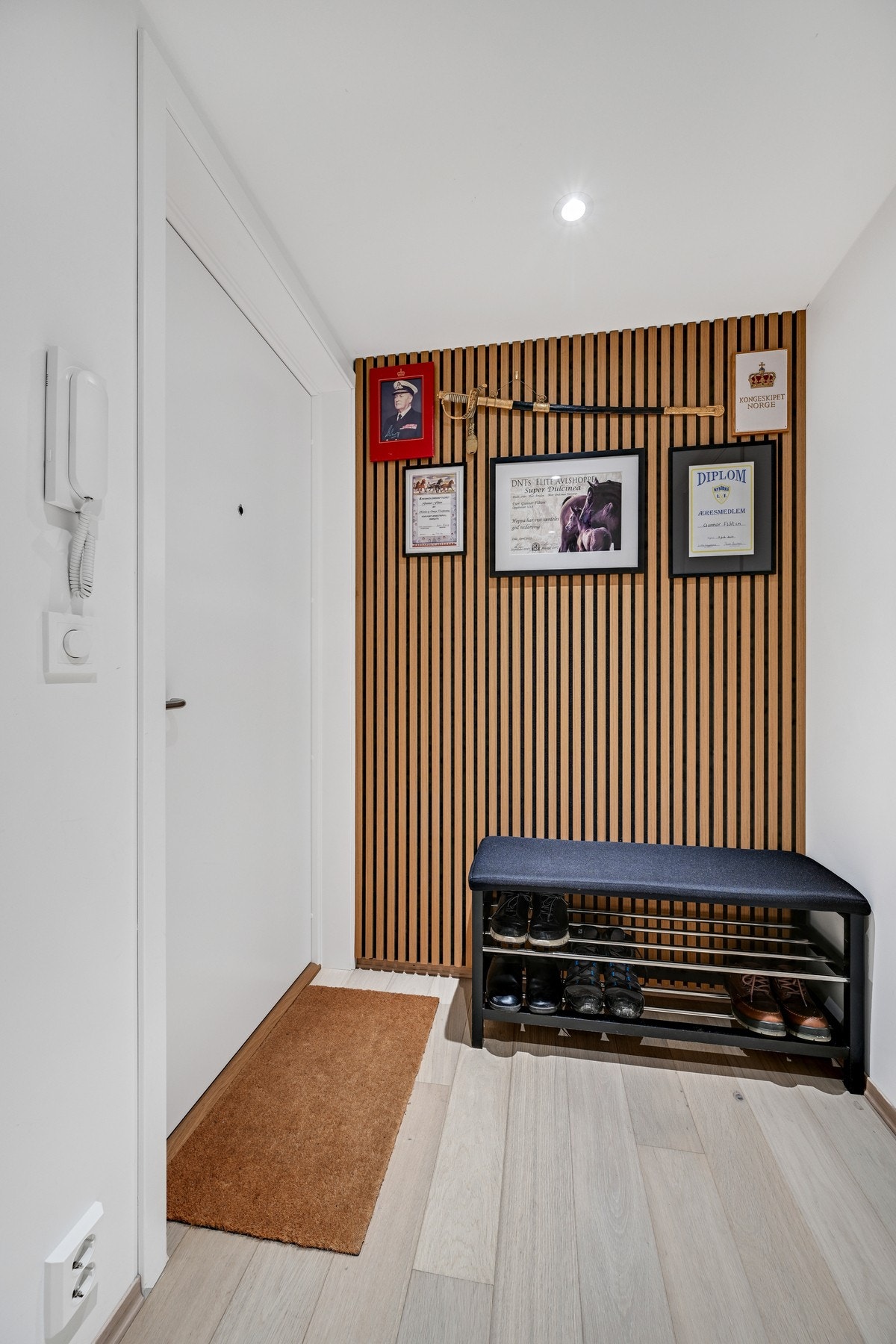 Det er heis og porttelefon i bygget Galleribilde