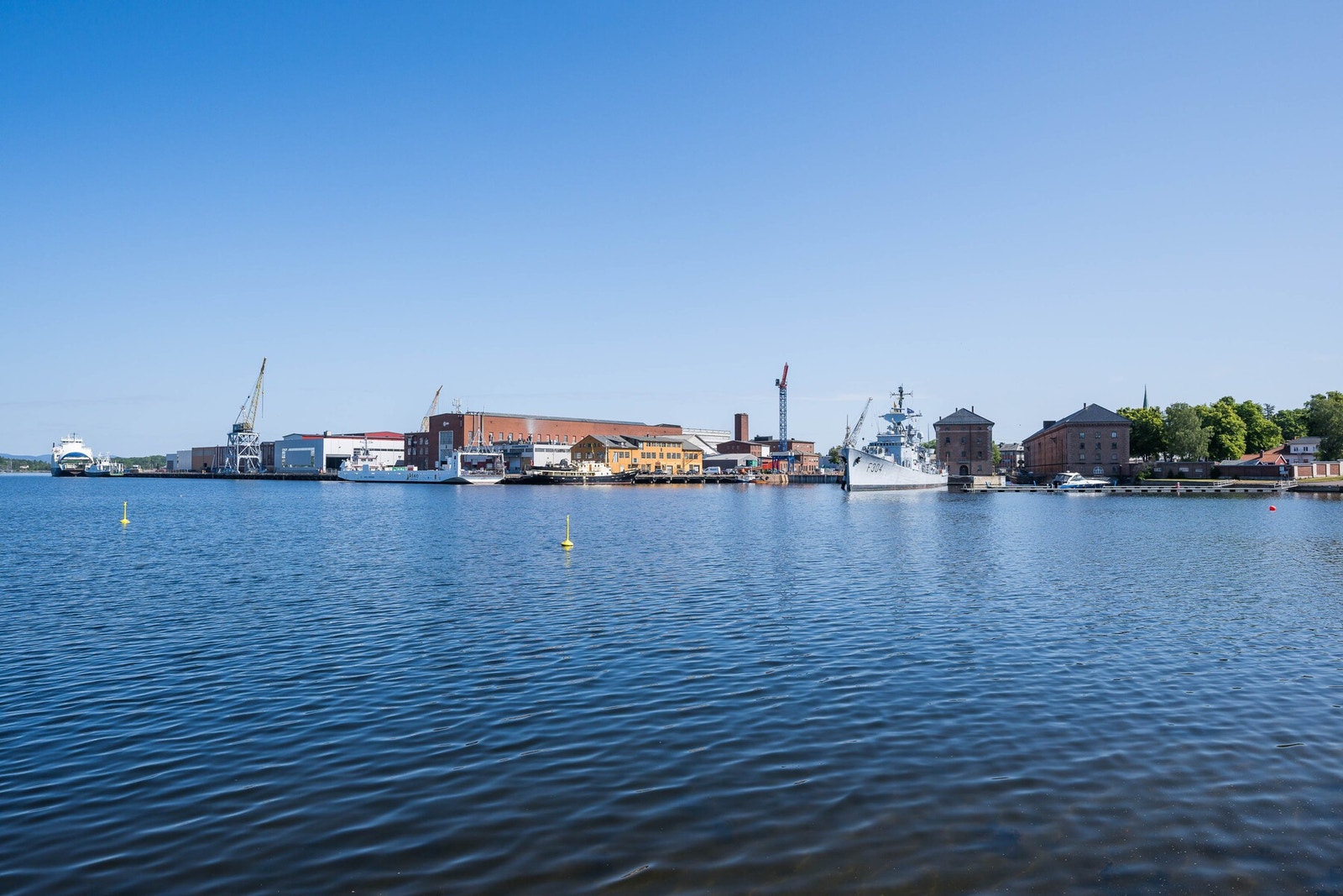 Leiligheten ligger i 5. etasje og herfra har man fantastisk utsikt inn mot Indre Havn og videre utover mot Oslofjorden Galleribilde