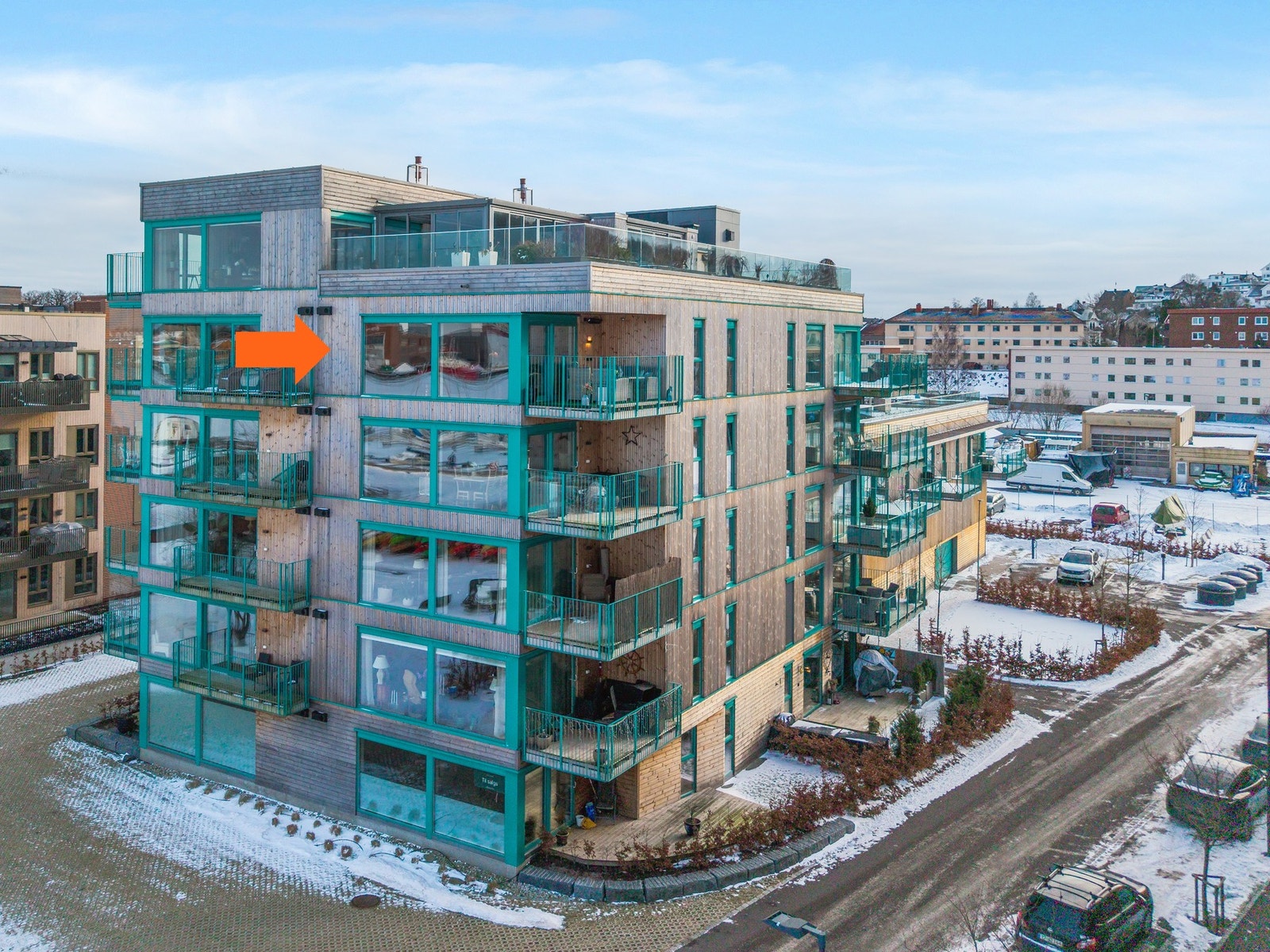 Leiligheten ligger nydelig til helt i front mot sjøen og har en praktisk overbygd balkong. Galleribilde