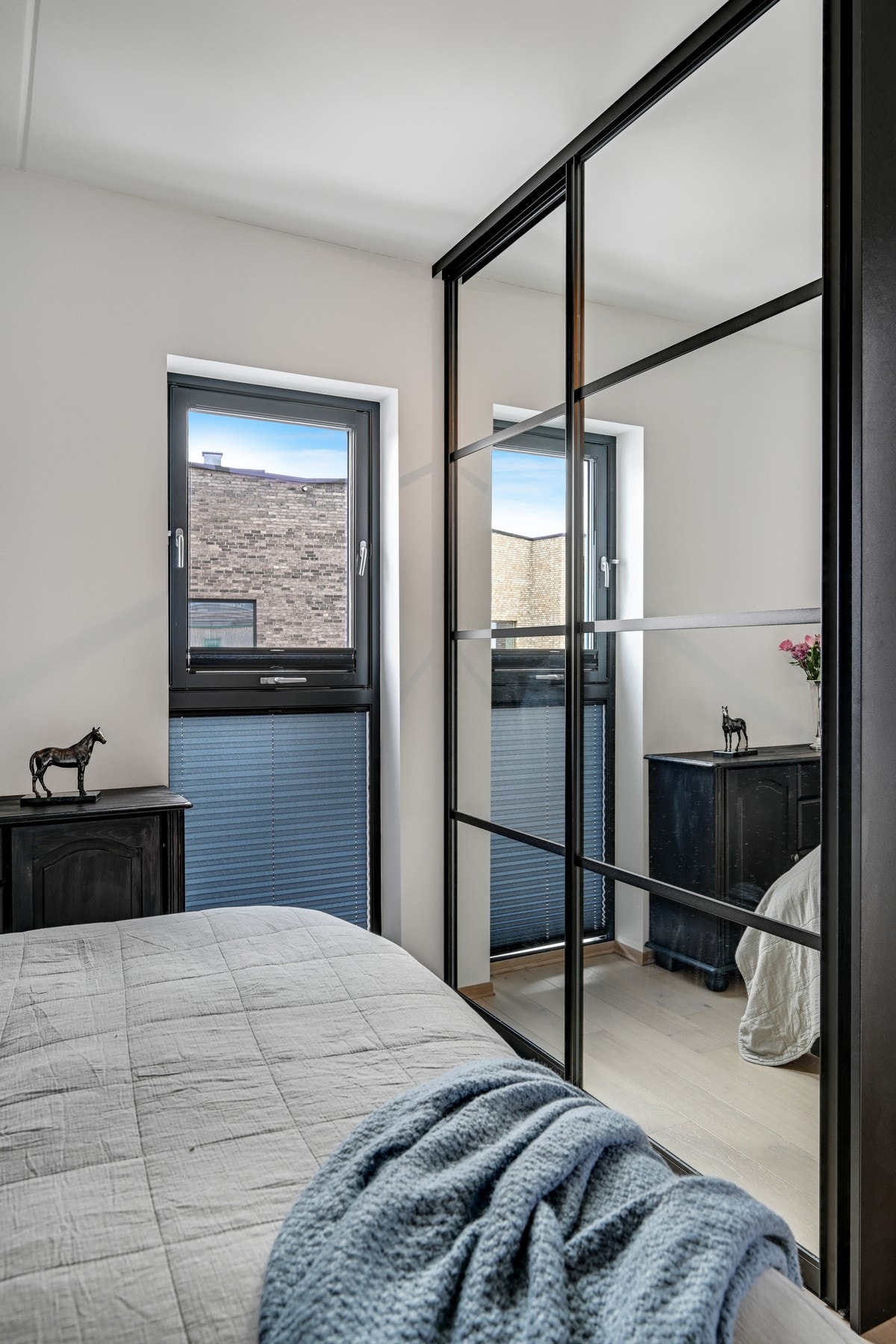 Skyvedørsgarderobe med god lagringsplass på hovedsoverommet Galleribilde