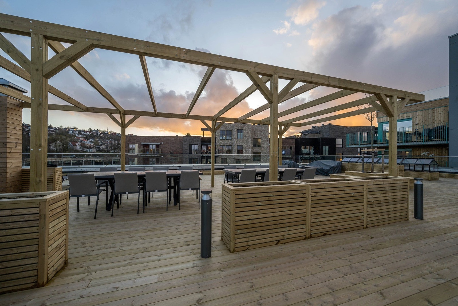 Den naturlige møteplassen for beboerne i Rolv Wesenlunds vei 9 er en fantastisk flott felles takterrasse på hele 350 kvadratmeter Galleribilde