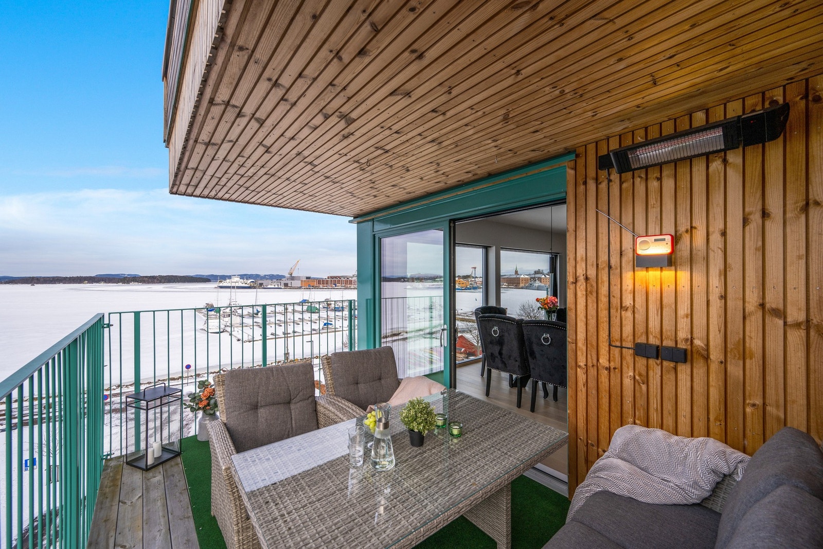 Varmelampen medfølger handelen. Det er bra med kontakter på balkongen for ønsket lyssetting og elektrisk grill Galleribilde