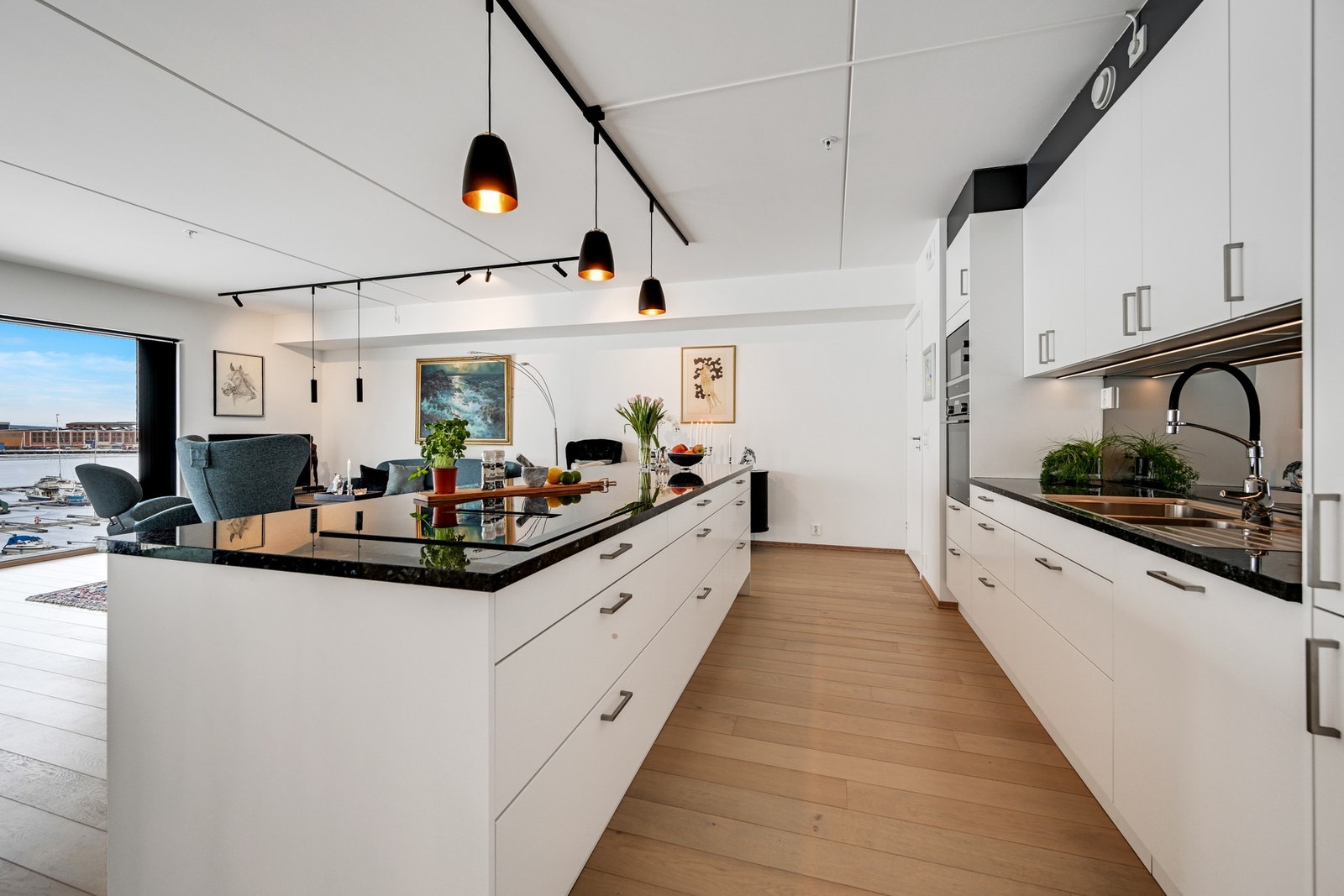 Meget praktisk kjøkkenøy hvor man har god lagringsplass. Lampene medfølger handelen Galleribilde