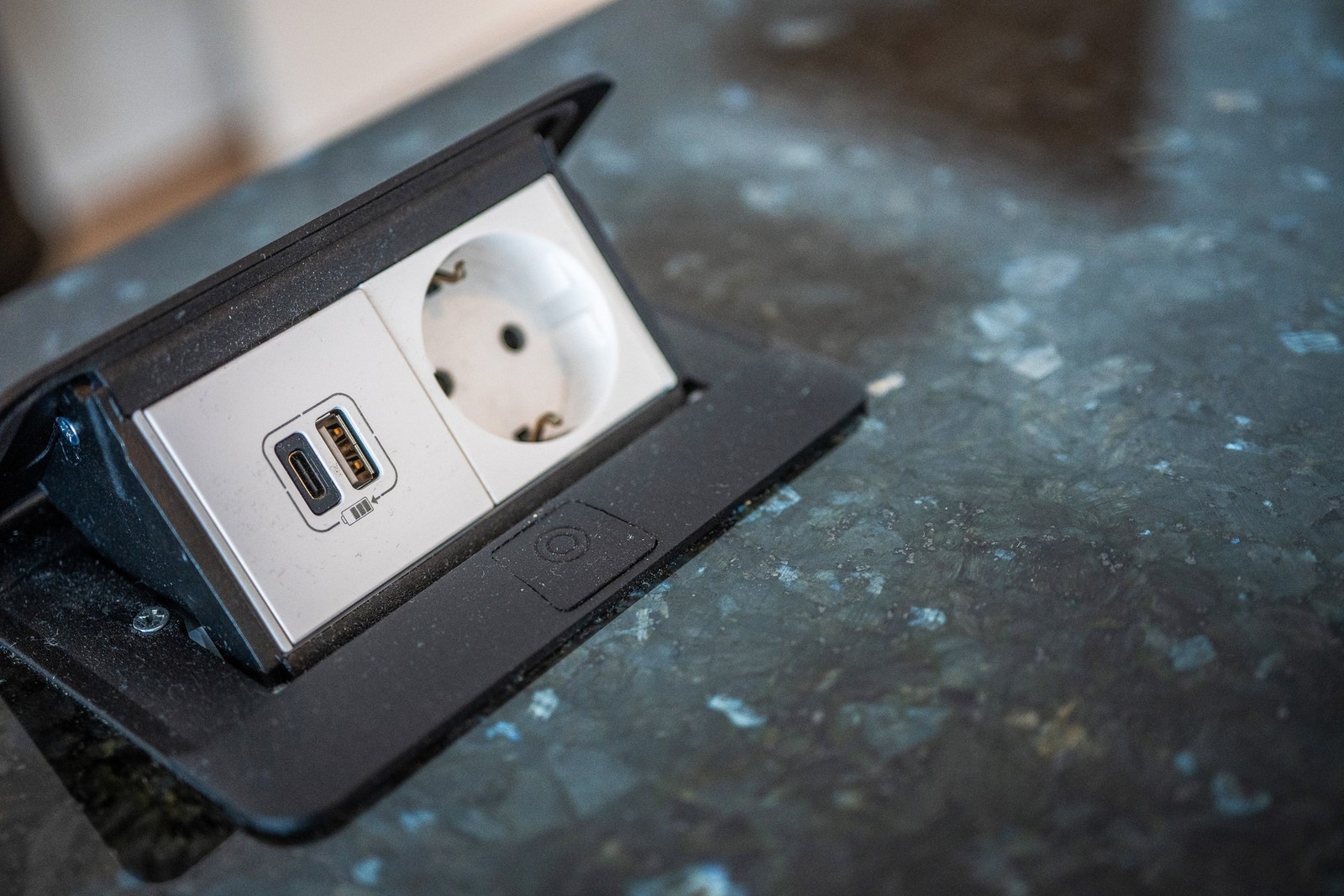 Her har man alle muligheter for lading av klokker, telefoner mm. Når man er ferdig å lade kan man lukke lokket. Galleribilde