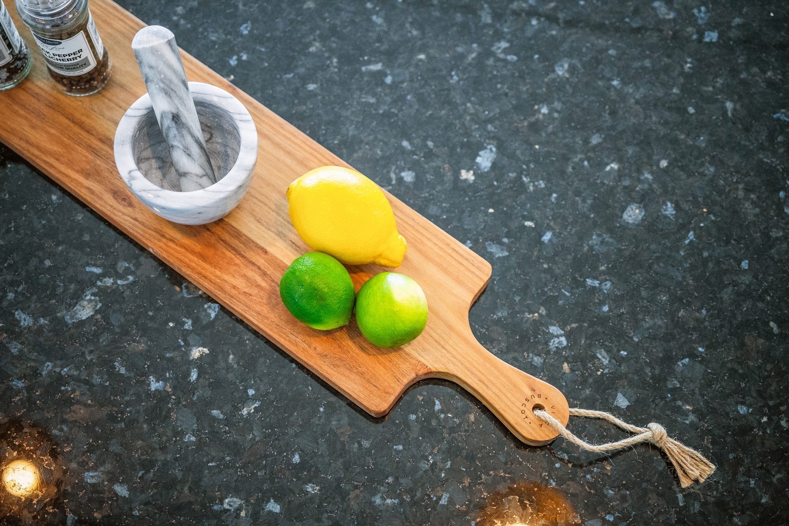 Larvikitt benkeplate som er med på å løfte leilighetens fantastiske uttrykk Galleribilde