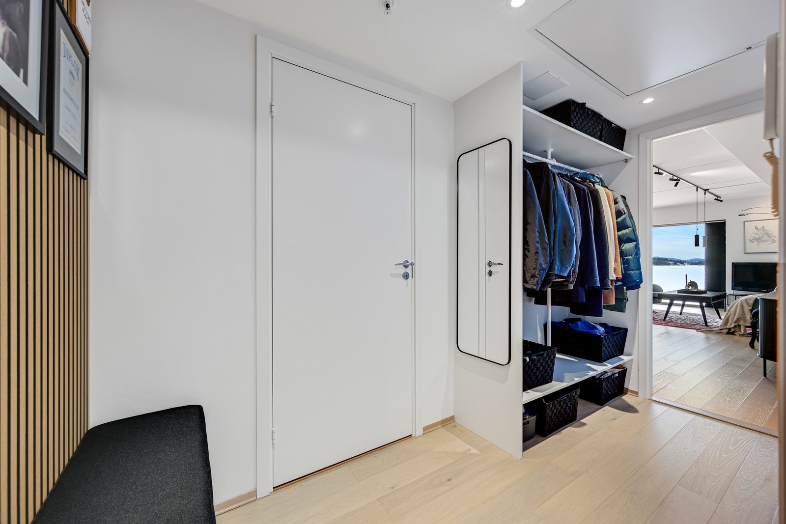 Gang med oppheng for ytterklær og sko Galleribilde