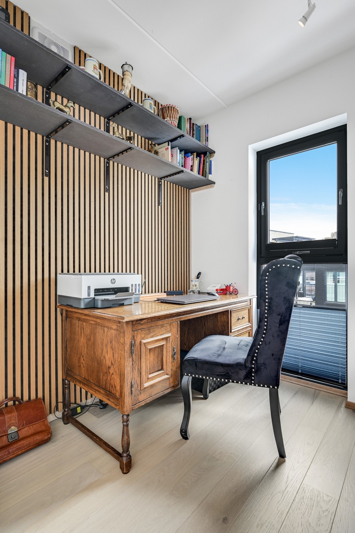 På soverom 2 er det pen parkett på gulvet, en kombinasjon av lysmalte vegger og spieler på veggene, samt lysmalt himling Galleribilde