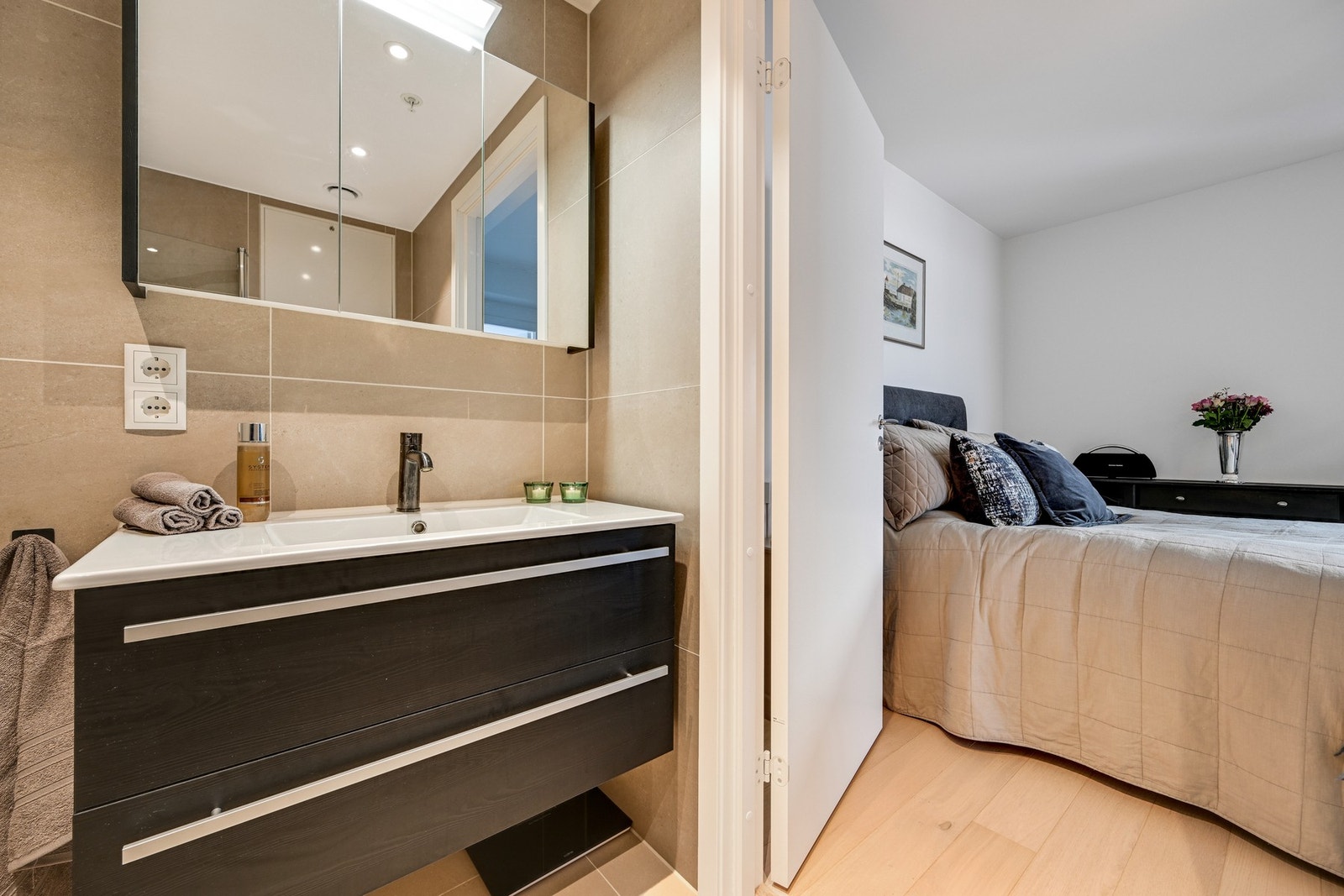 Master bedroom med direkte adkomst til badet. Galleribilde