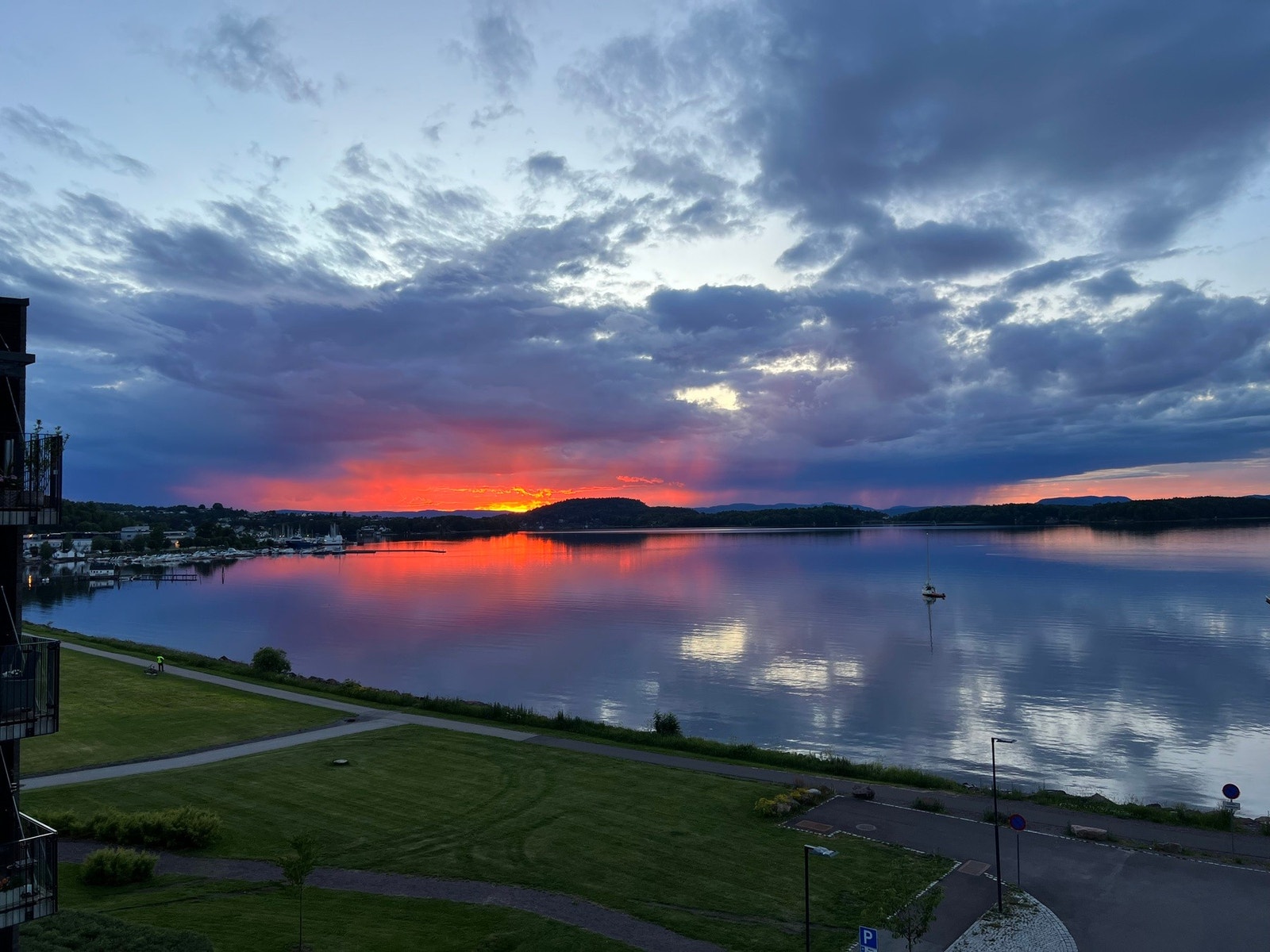 Fra leiligheten er det hyggelig å rusle langs kyststien og innover mot naturskjønne Karljohansvern Galleribilde