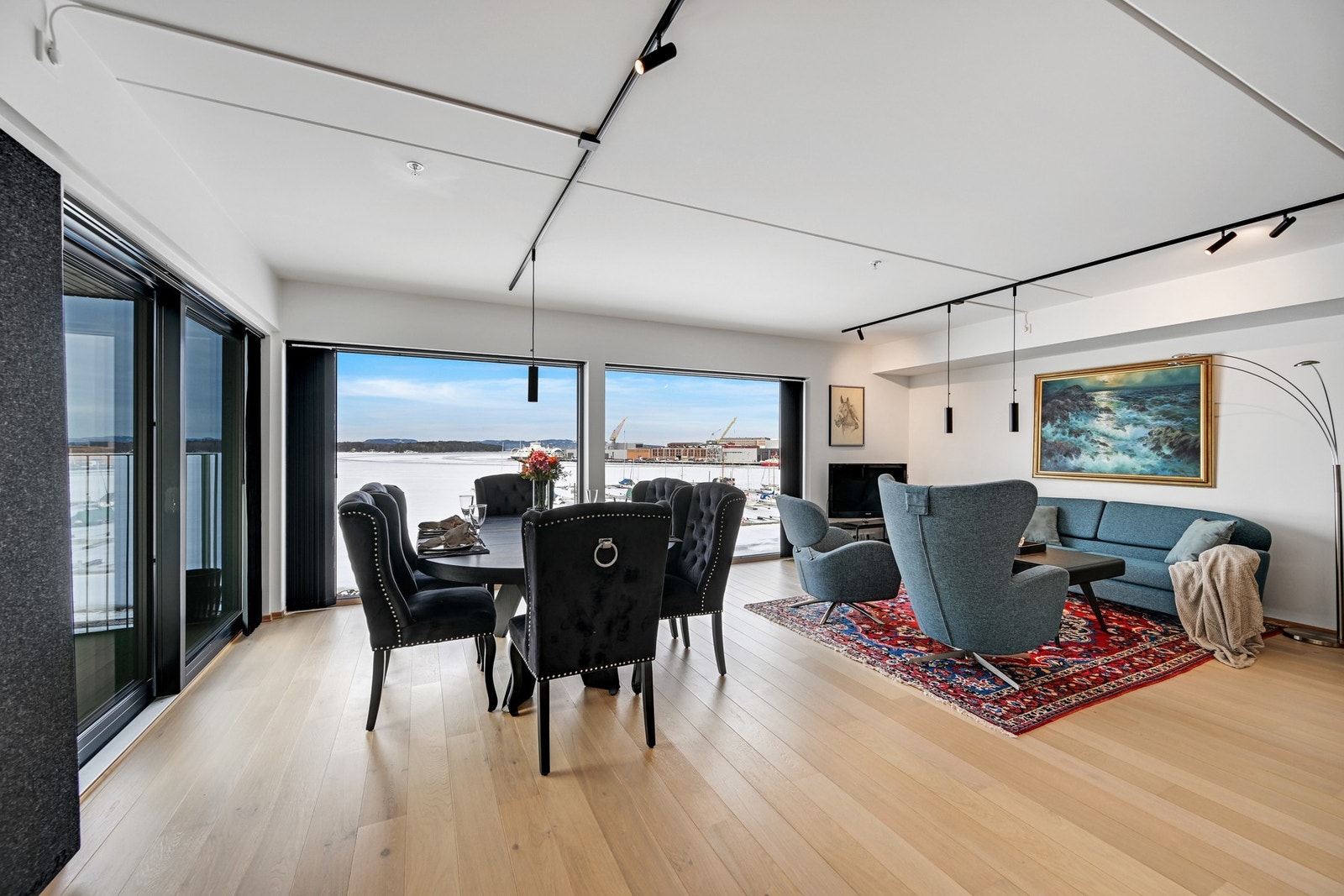 God plass til både stue- og spisestuemøblement i leiligheten. Den elegante takbelysningen medfølger handelen Galleribilde