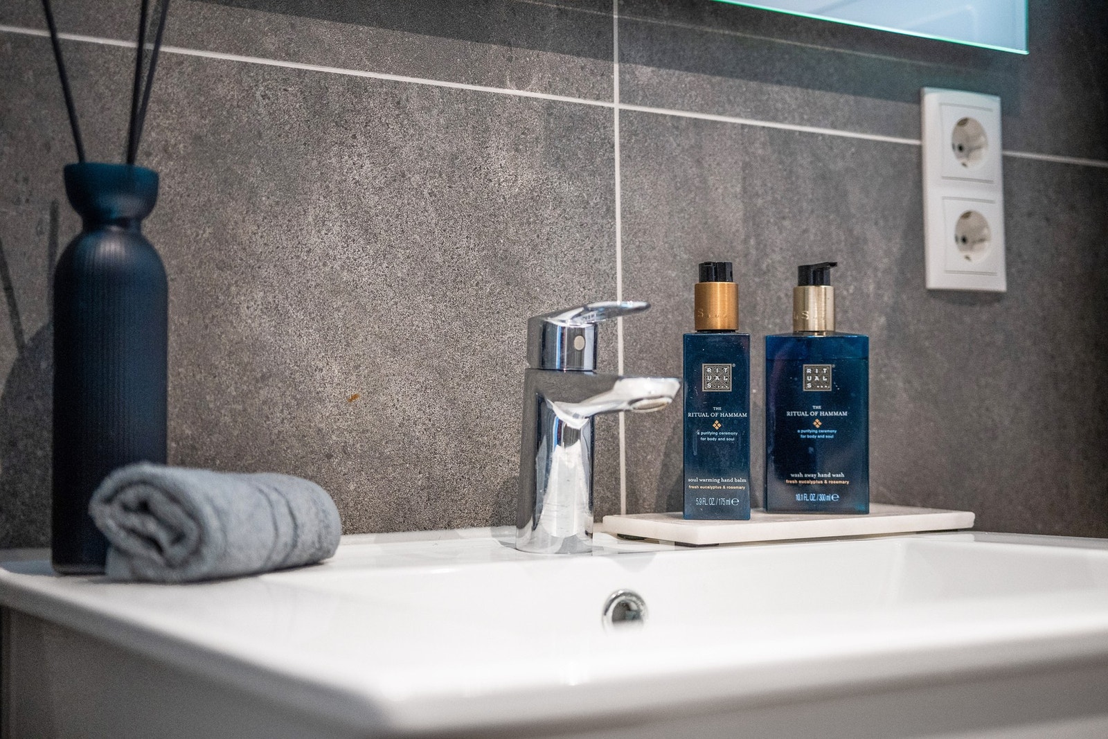 Det er praktisk med 2 komplette og pene flislagt bad i leiligheten Galleribilde