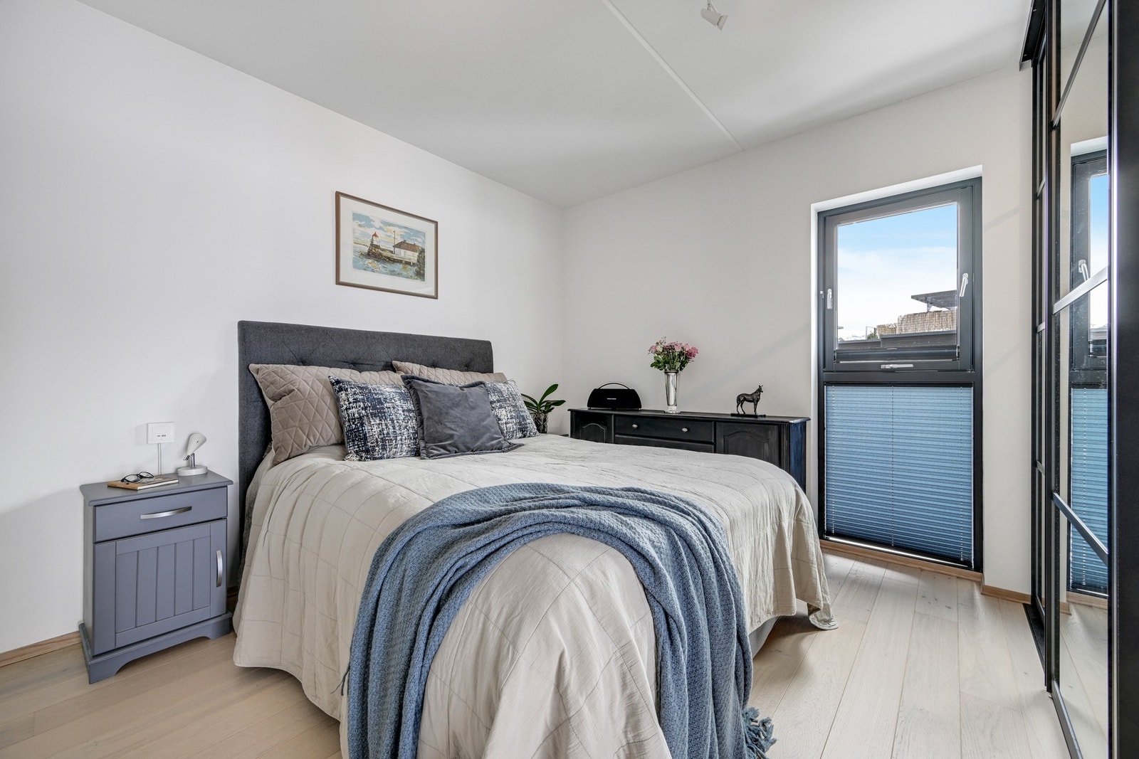 Hovedsoverom med pen parkett på gulvet, lysmalte vegger og lysmalt himling. Persiennene medfølger handelen Galleribilde