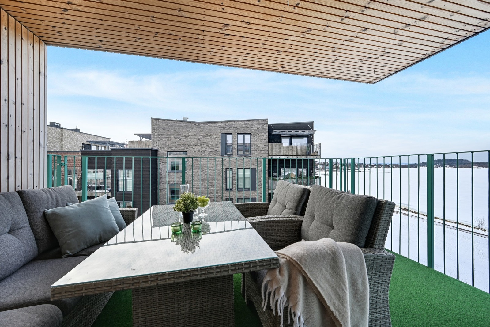 Fra spisestuen er det utgang til overbygd balkong med fantastisk utsikt Galleribilde