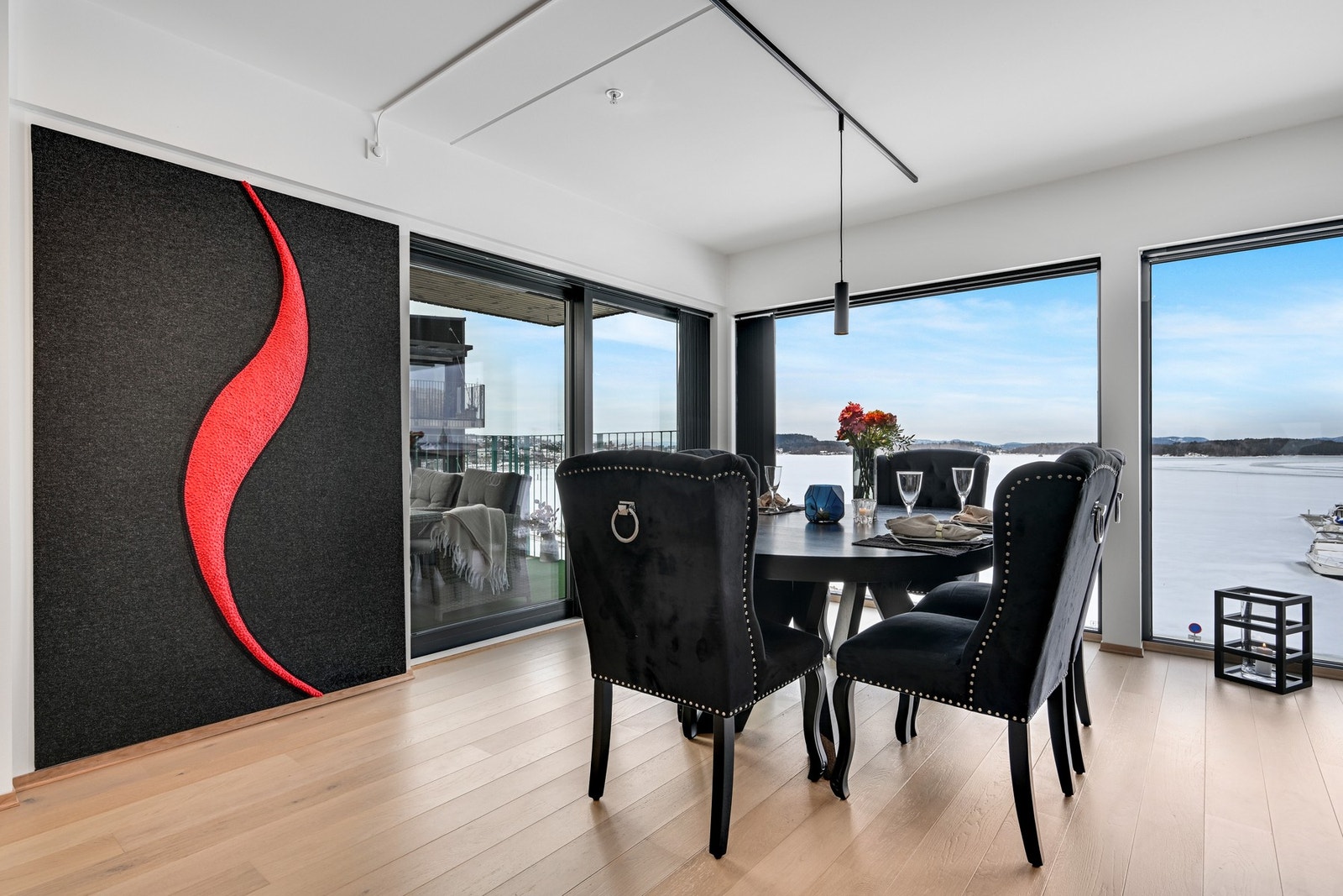 Fra spisestuen er det utgang til overbygd balkong Galleribilde