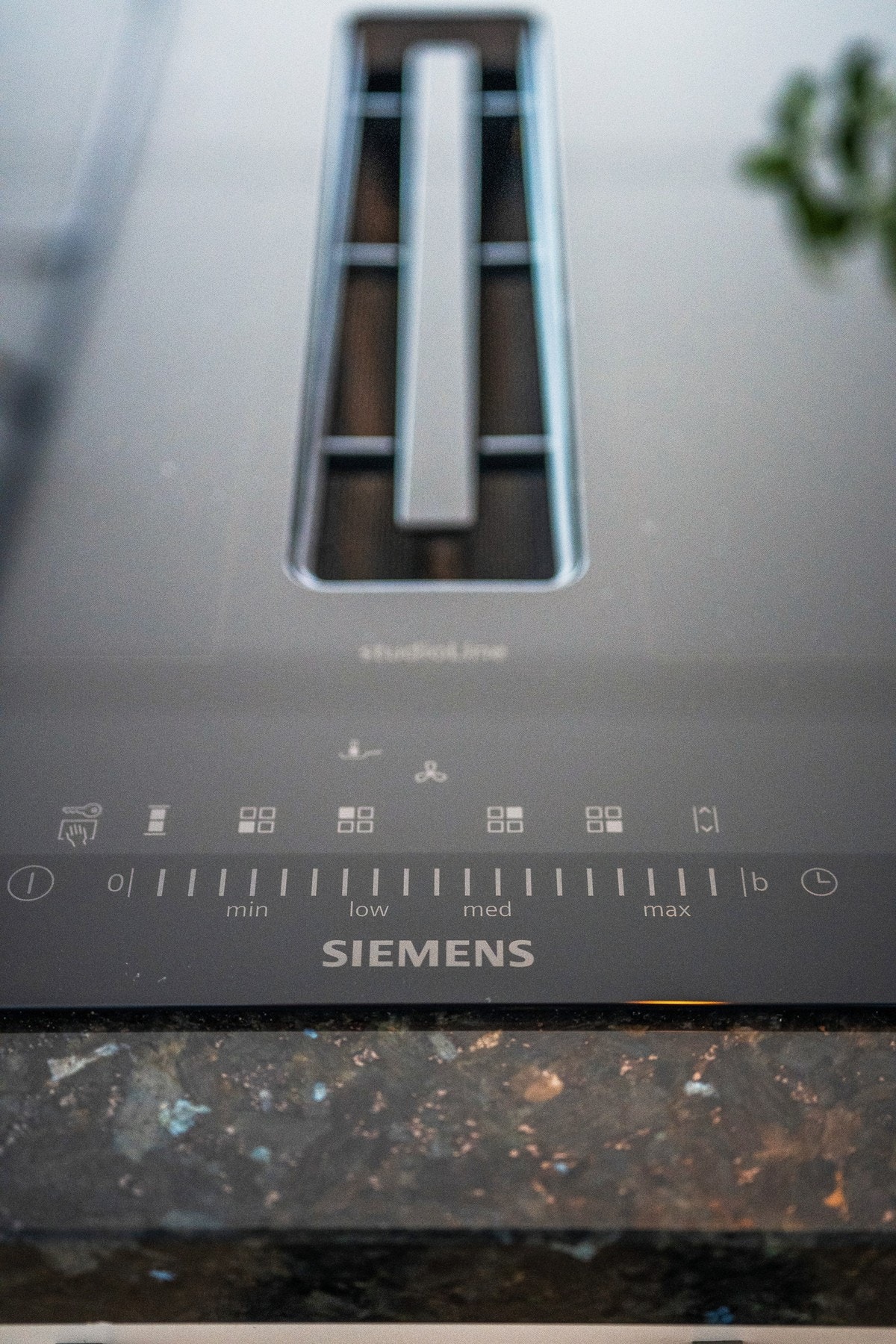 Det er integrerte hvitevarer fra Siemens i leiligheten. Her medfølger kjøkkenventialtor med kullfilter, kjøl- og fryseskap, induksjonstopp, stekeovn, micro og oppvaskmaskin Galleribilde