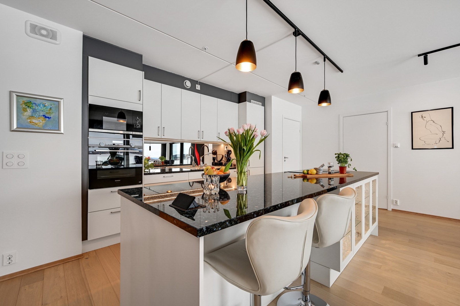 Meget delikat kjøkkeninnredning fra Sigdal med slette fronter Galleribilde