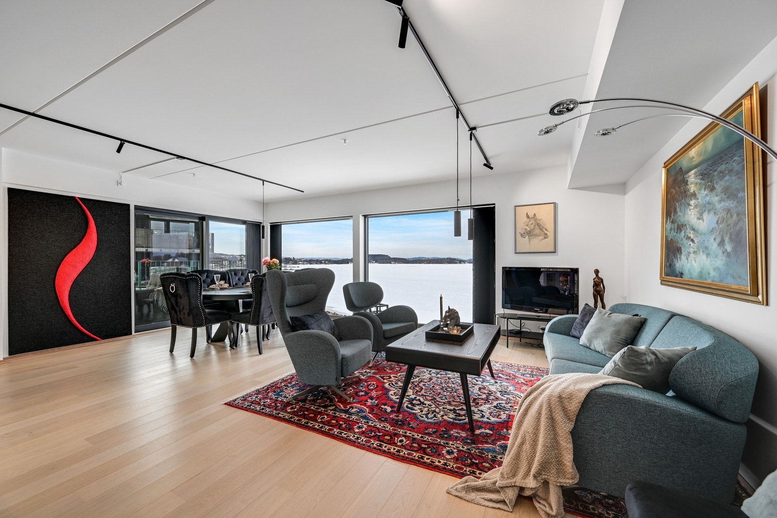 Det er panoramutsikt fra leiligheten Galleribilde