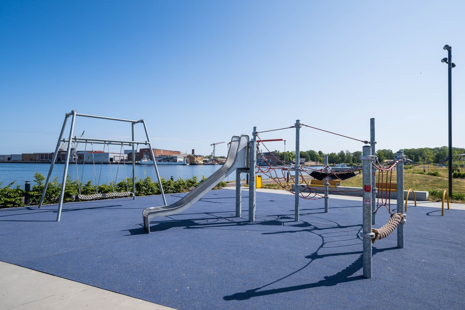 Rett utenfor borettslaget er det opparbeidet en flott kystpark. Her finner du store fellesområder med badeplasser, brygger, griller, lekeplasser, fotball-, sandvolleyballbaner og badstu. Galleribilde