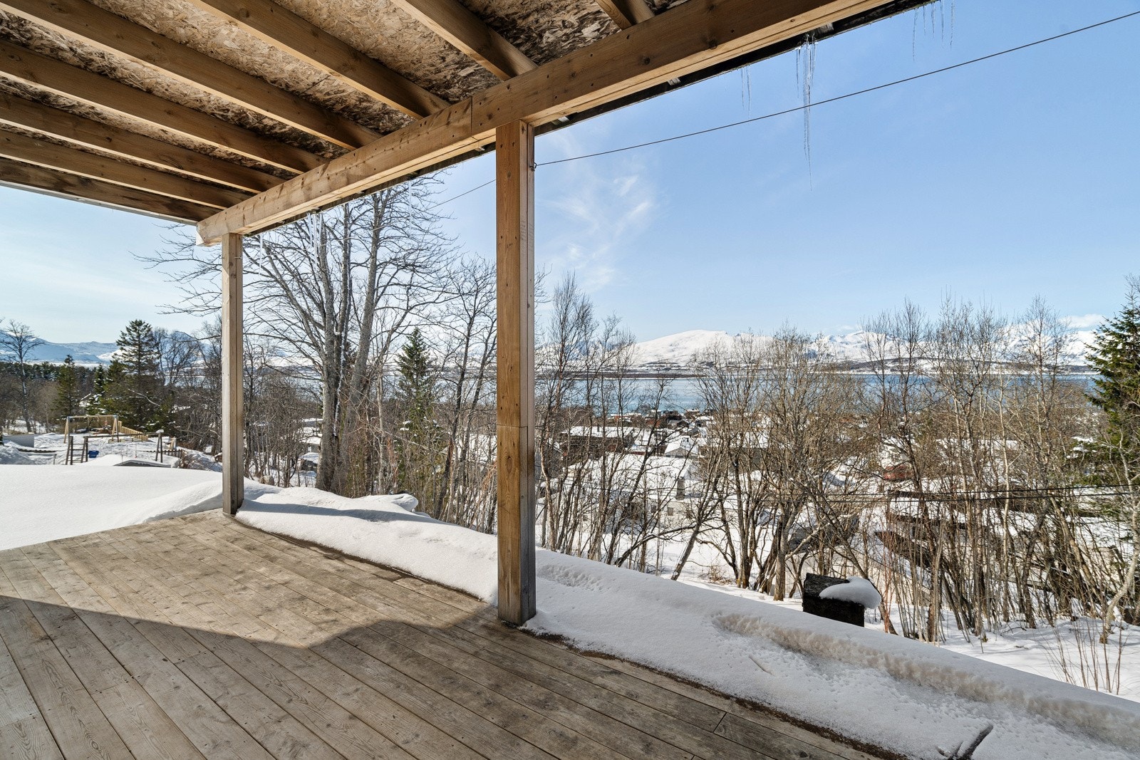 I inngangspartiet er det fin platting med gode solforhold og nydelig utsikt!