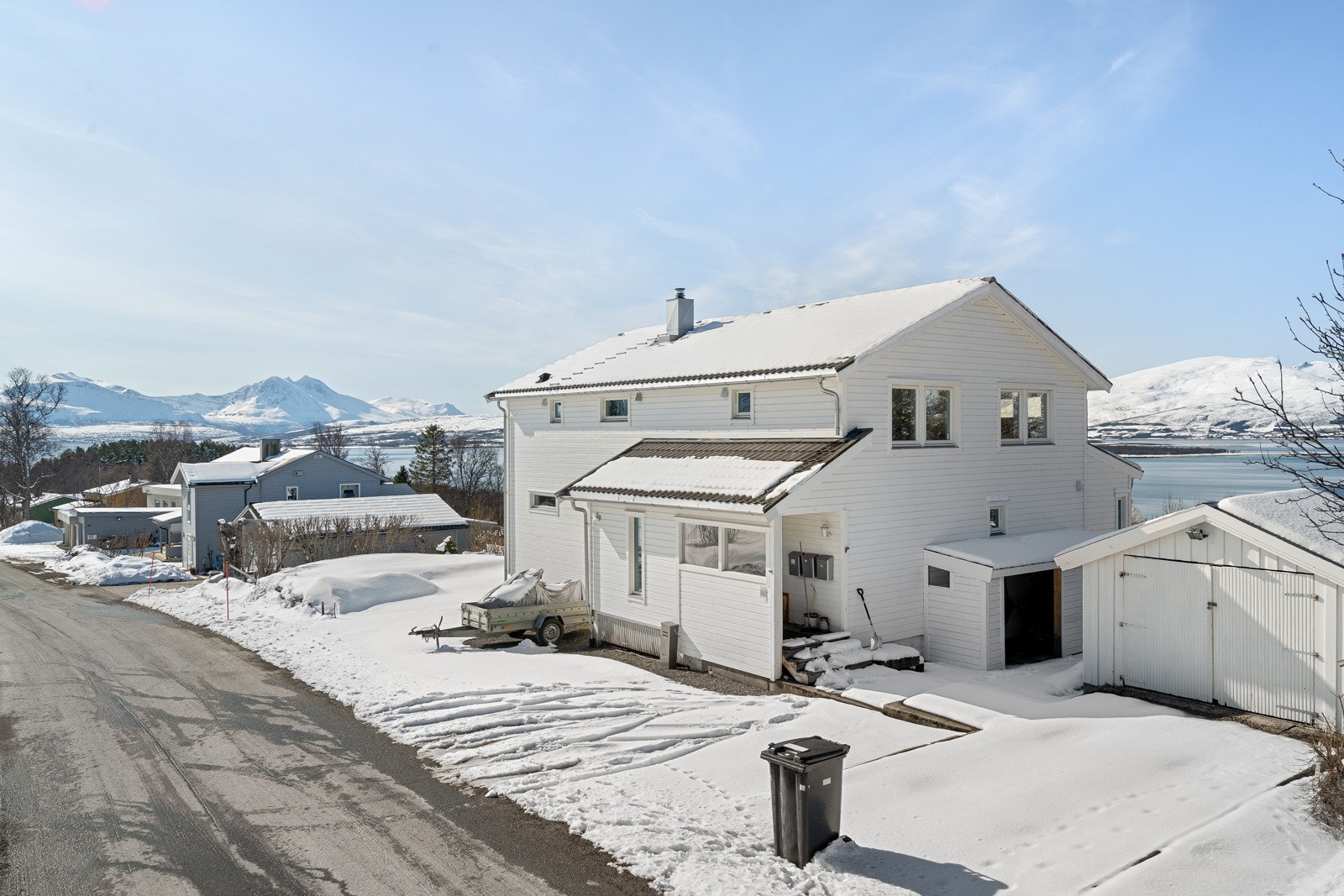 Kort veg til bussholdeplass, barnehage og barneskole, treningssenter og fine turområder!