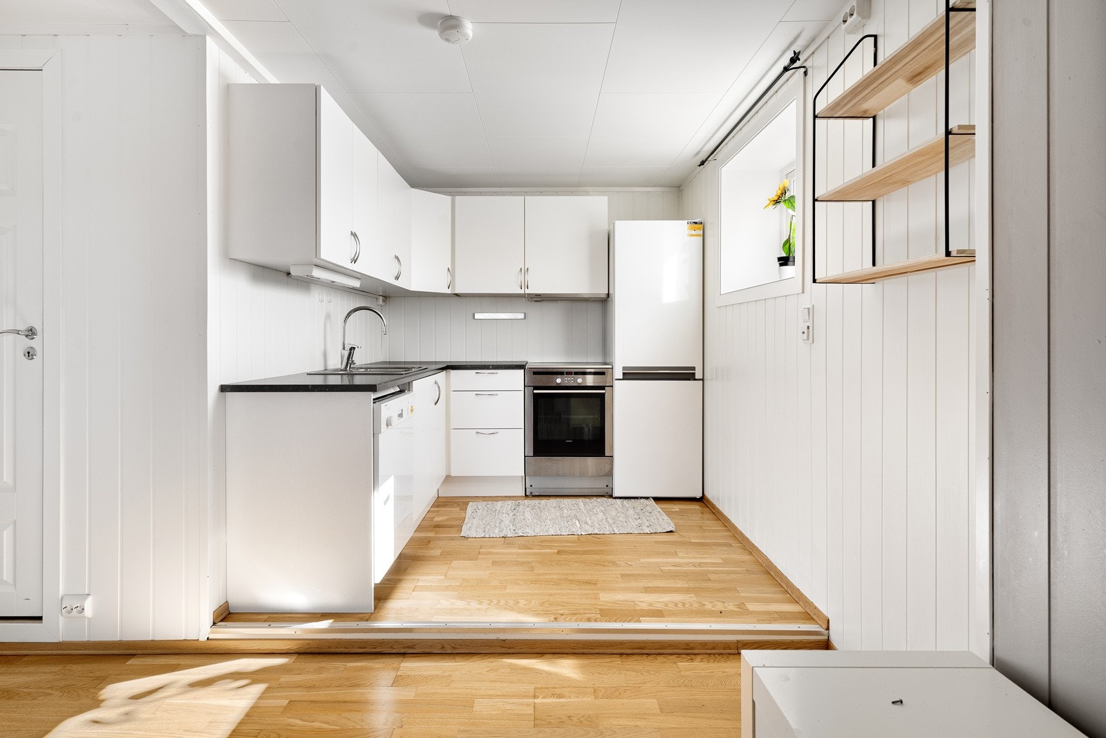 Kjøkken med hvite fronter.