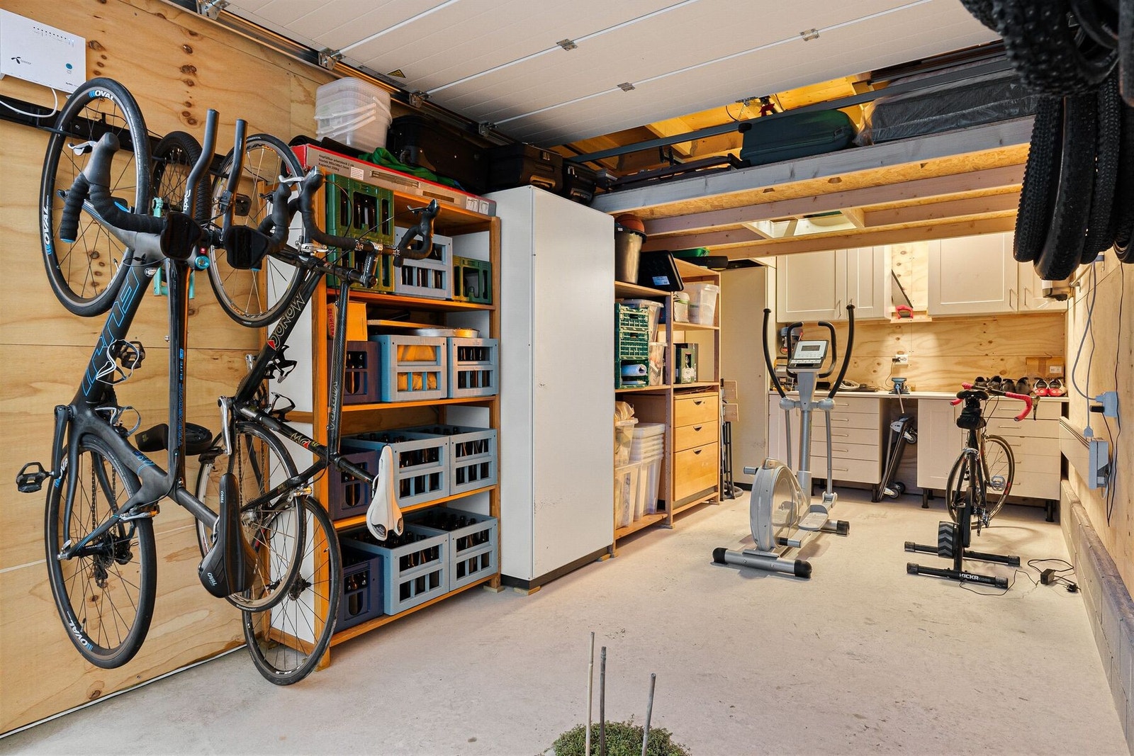 Her får man også med en ny garasje fra 2024 hvor det er klargjort for el-billader, godt av lagringsplass og elektrisk port. Galleribilde