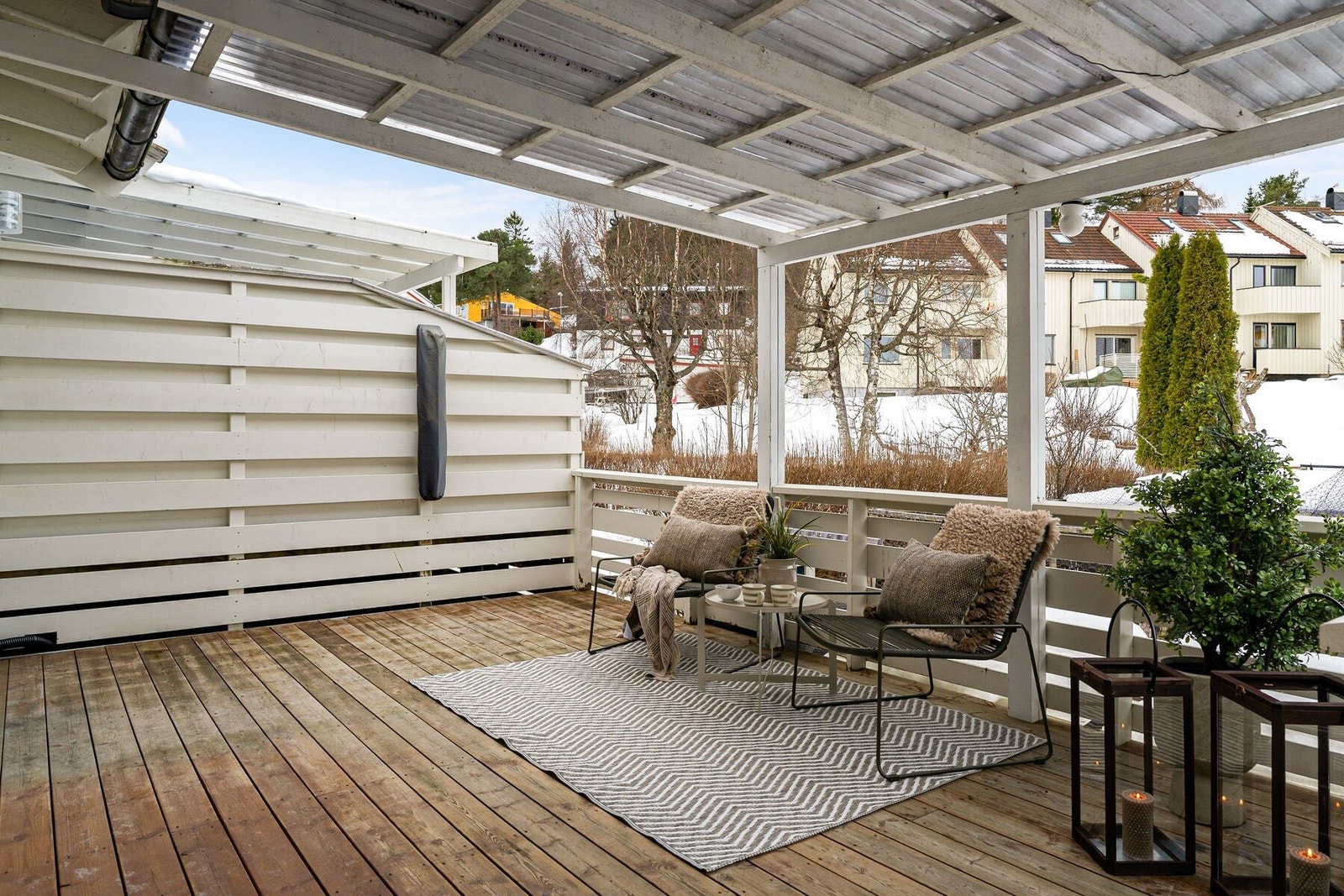 Boligen har også en stor hage med bærbusker og andre vekster. Selger forteller at bakhagen har vært et populært og trygt lekeområde som barna har hatt glede av. Galleribilde