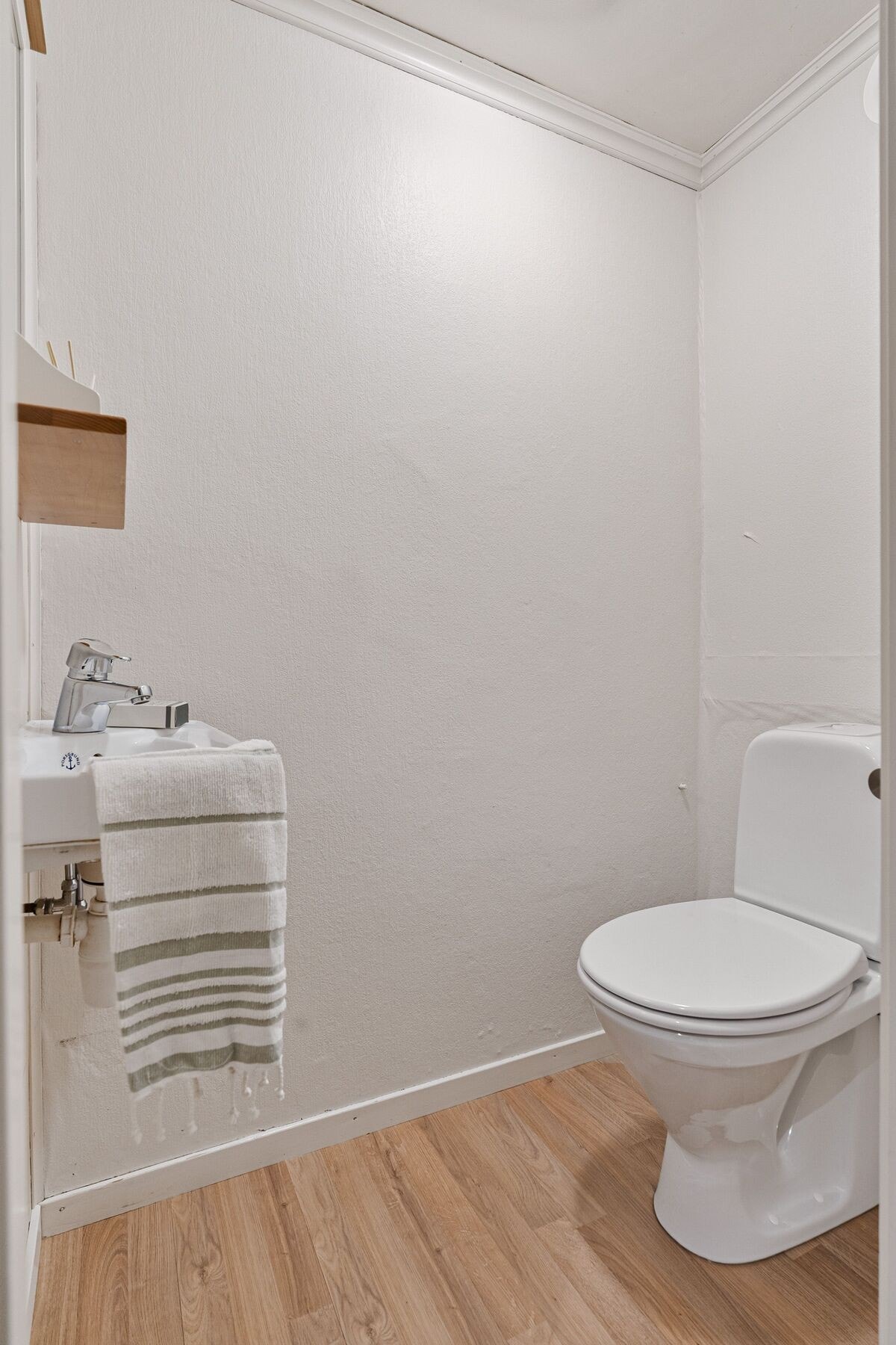 Praktisk eget toalettrom vegg-i-vegg med badet. Det er også toalett på vaskerommet. Galleribilde