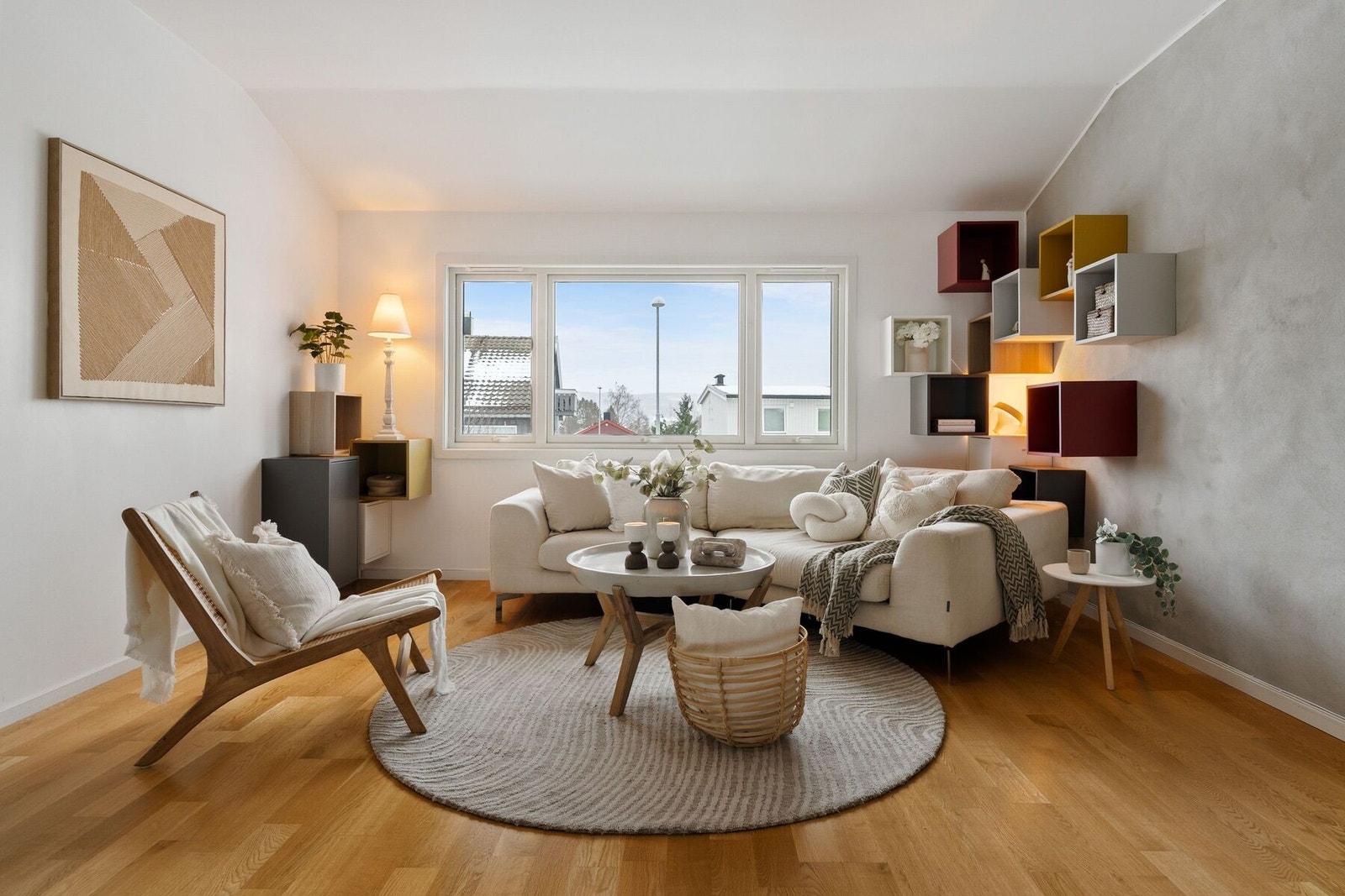 Stuen nyter godt av den gode takhøyden og vindusflatene som sørger for en gjennomlyst og åpen bolig. Galleribilde