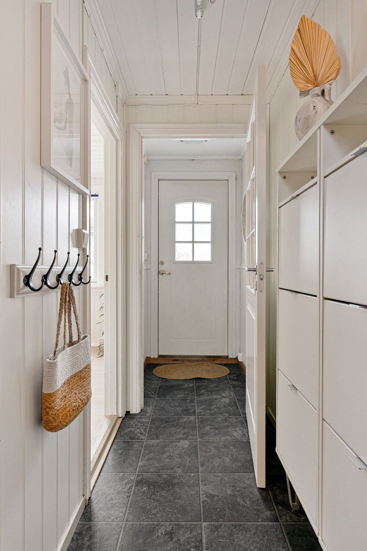 Boligen entrès inn i en gang/entré på til sammen 12,2 m². Her er det gode oppbevaringmuligheter for sko og yttertøy. Galleribilde