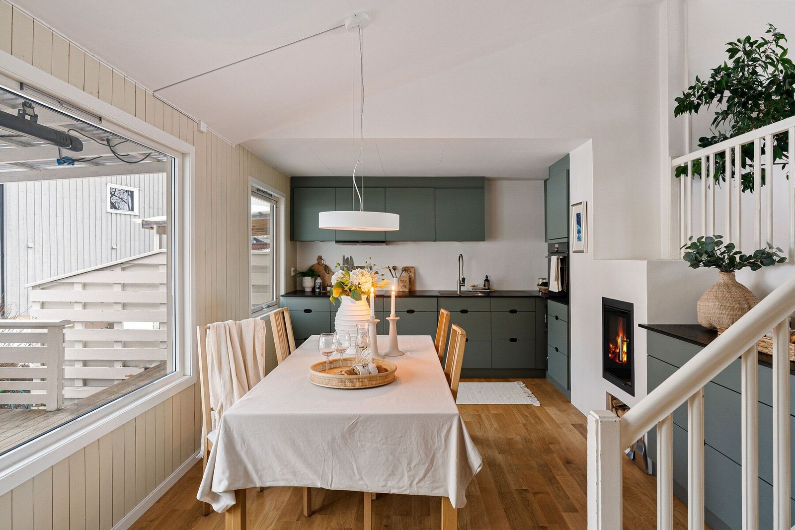 Naturlig plass for spisestuen på kjøkkenet som et hyggelig samlingspunkt med familie og venner. Galleribilde