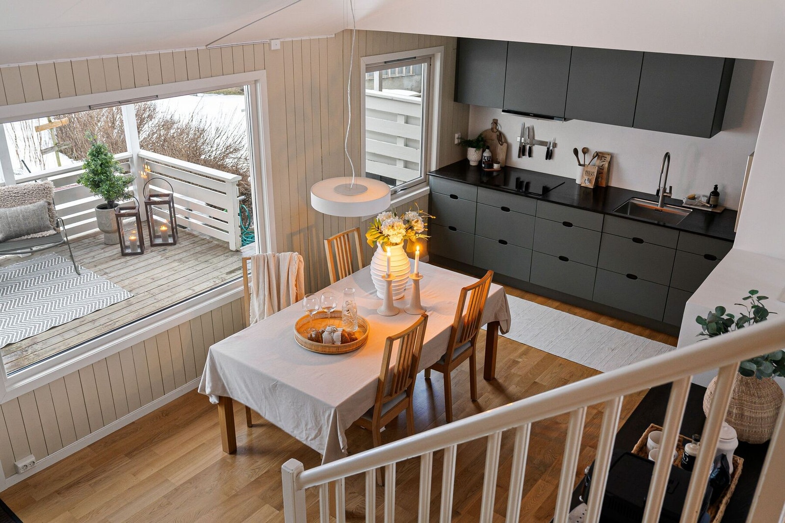 Fra stuen er det nedgang til kjøkkenet og spisestuen. Galleribilde