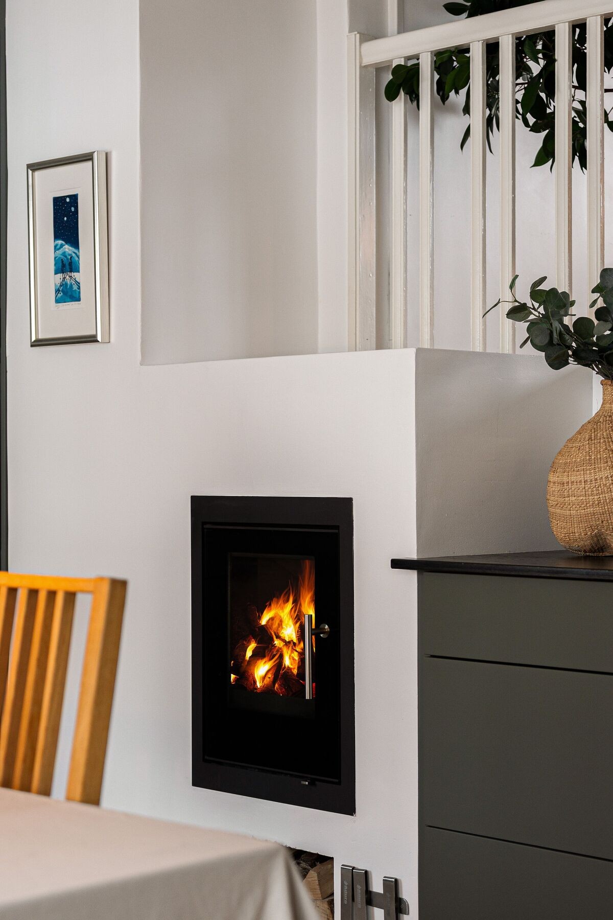 Et av boligens smykker er en peis som varmer godt på de kaldeste vinterdagene. Galleribilde