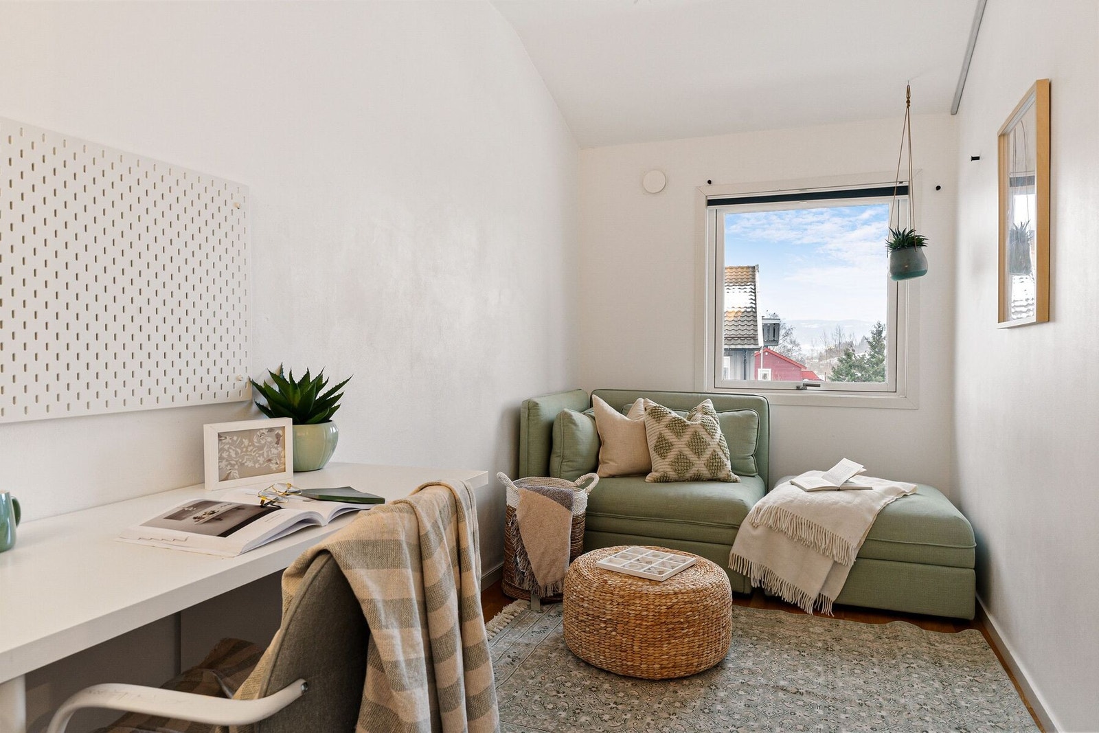 Det tredje soverommet måler 9,5 m² og har en veldig god takhøyde. God plass til soveromsmøblement og skrivepult. Galleribilde