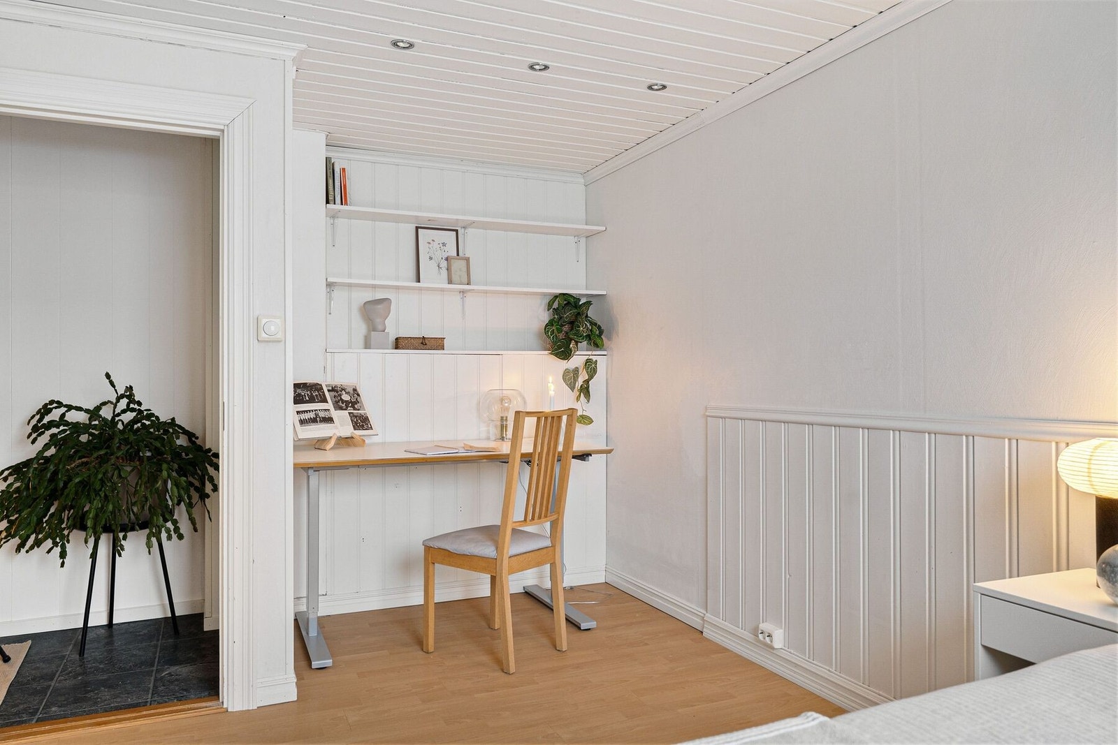 Her har man også plass til skrivepult - perfekt for studenten. Galleribilde