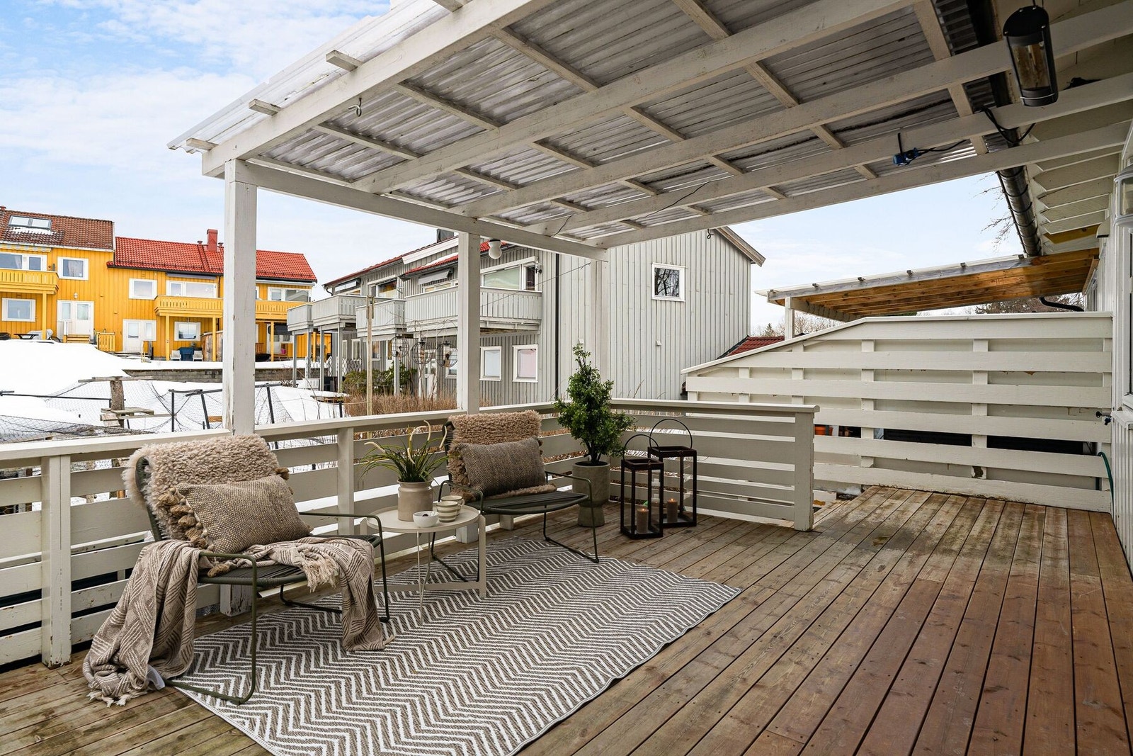 Boligen byr også på en 17,5 m² terrasse med overbygg, gode solforhold og nedgang til intern hage. Galleribilde