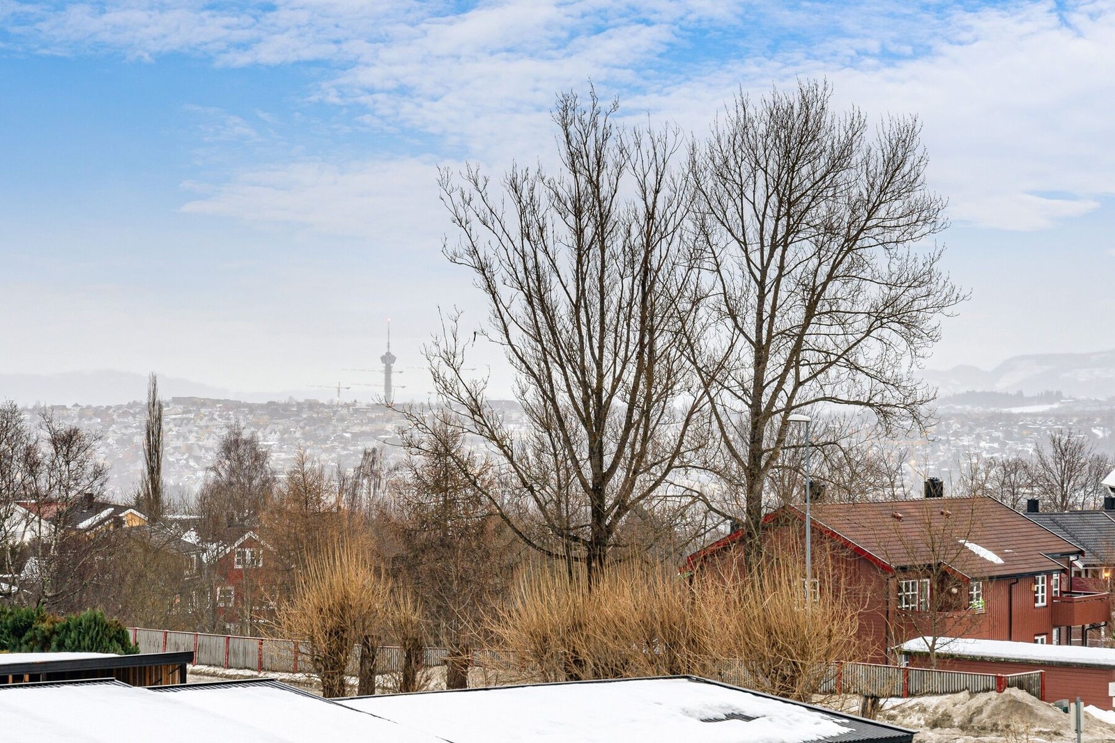 Fin utsikt fra stuens vindu utover Trondheim by. Galleribilde