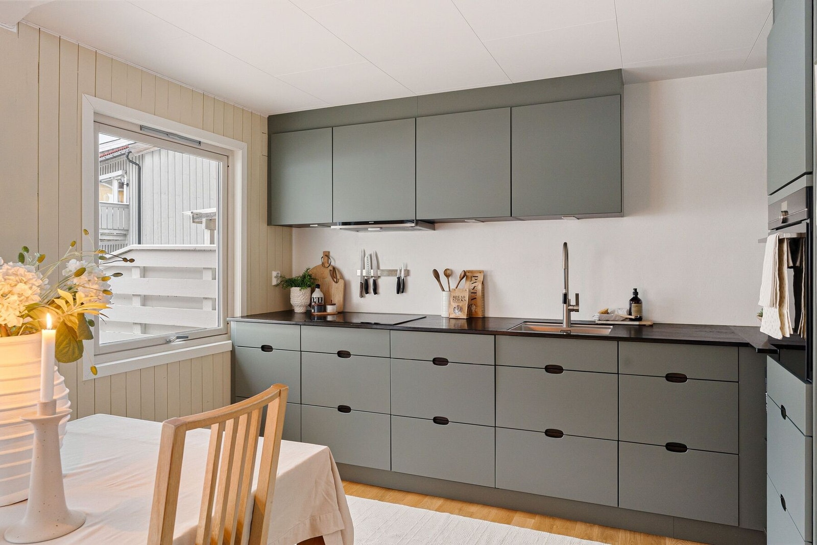 Boligen ble i 2023 oppgradert med et delikat kjøkken fra kvalitetsleverandøren Kvik med integrerte hvitevarer av høy kvalitet fra Siemens. TG0 på kjøkken fra takstmann. Galleribilde