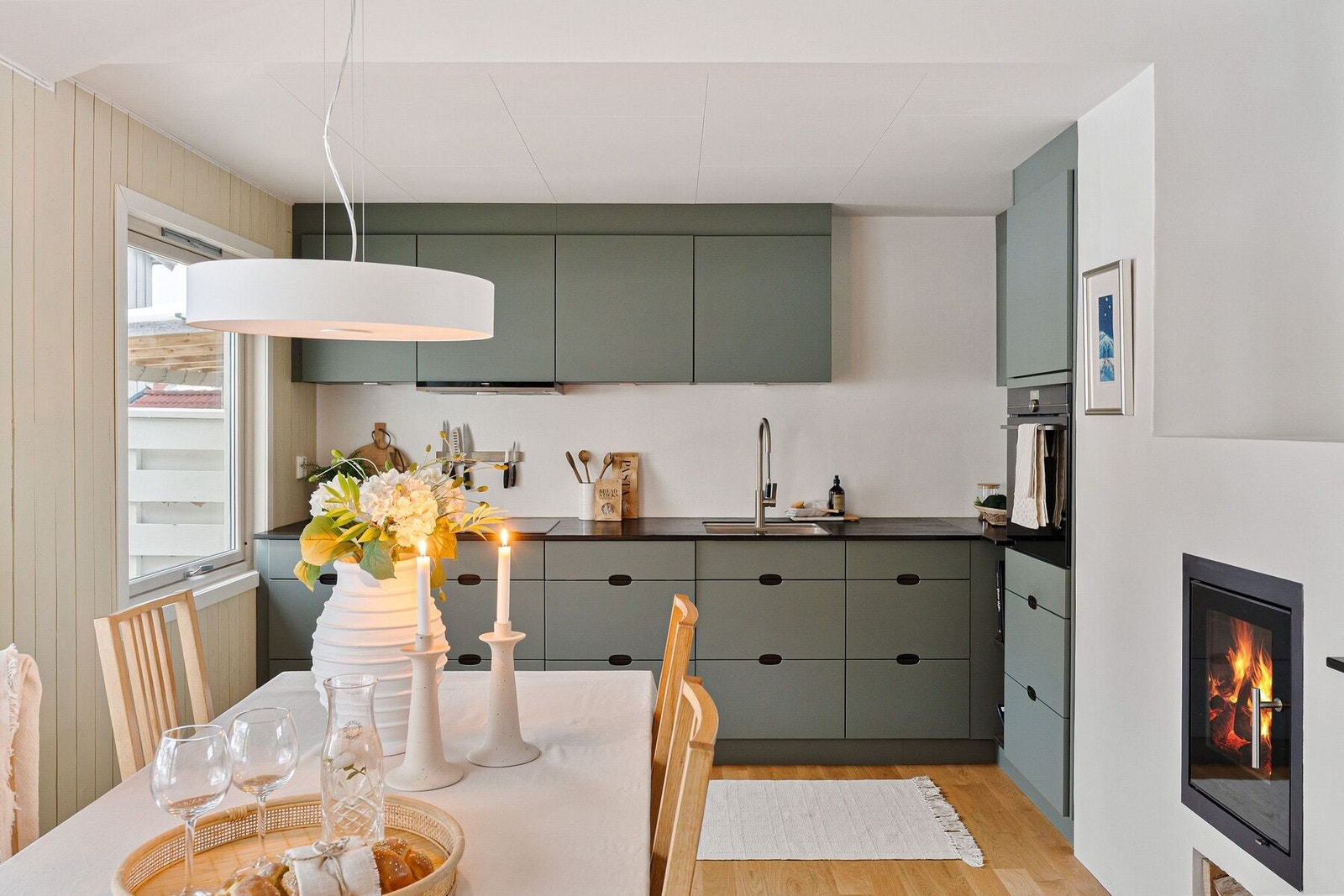 Boligen har en svært attraktiv og familievennlig beliggenhet med nærhet til skole, barnehage og kollektivtransport. Galleribilde