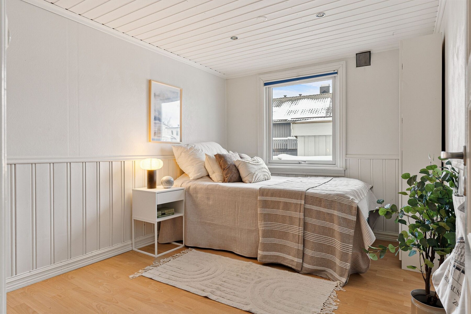 Boligen har 4 gode soverom fordelt på alle etasjer, hvorav dette måler 11,2 m² og har god plass til dobbeltseng, garderobeløsning og øvrig soveromsmøblement. Galleribilde