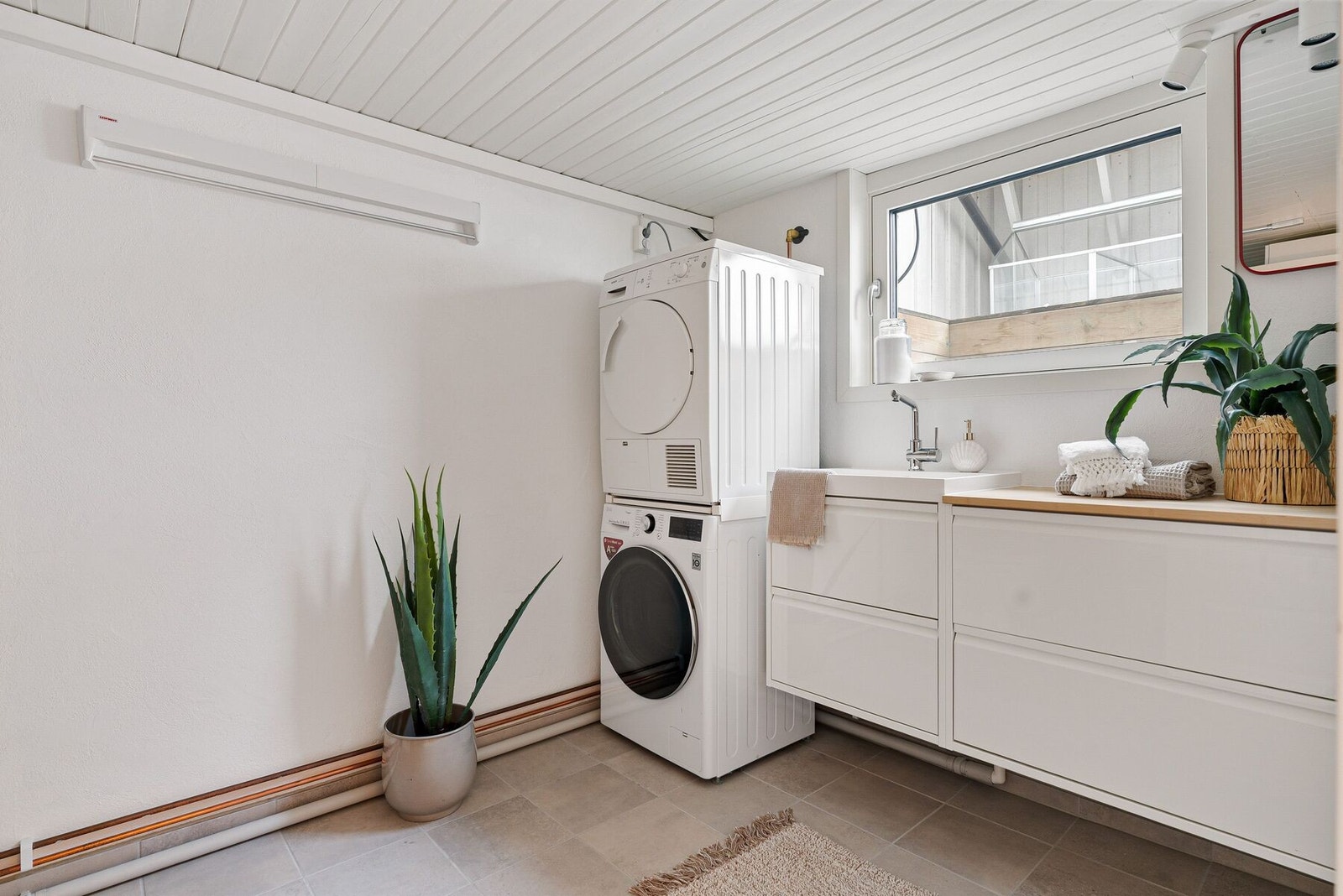 Boligen har et eget moderne vaskerom på 9,6 m² som i 2024 ble oppgradert. Vaskerommet innehar bla. toalett, VVB på 300 liter, benk, opplegg for vaskemaskin og tørketrommel. Galleribilde