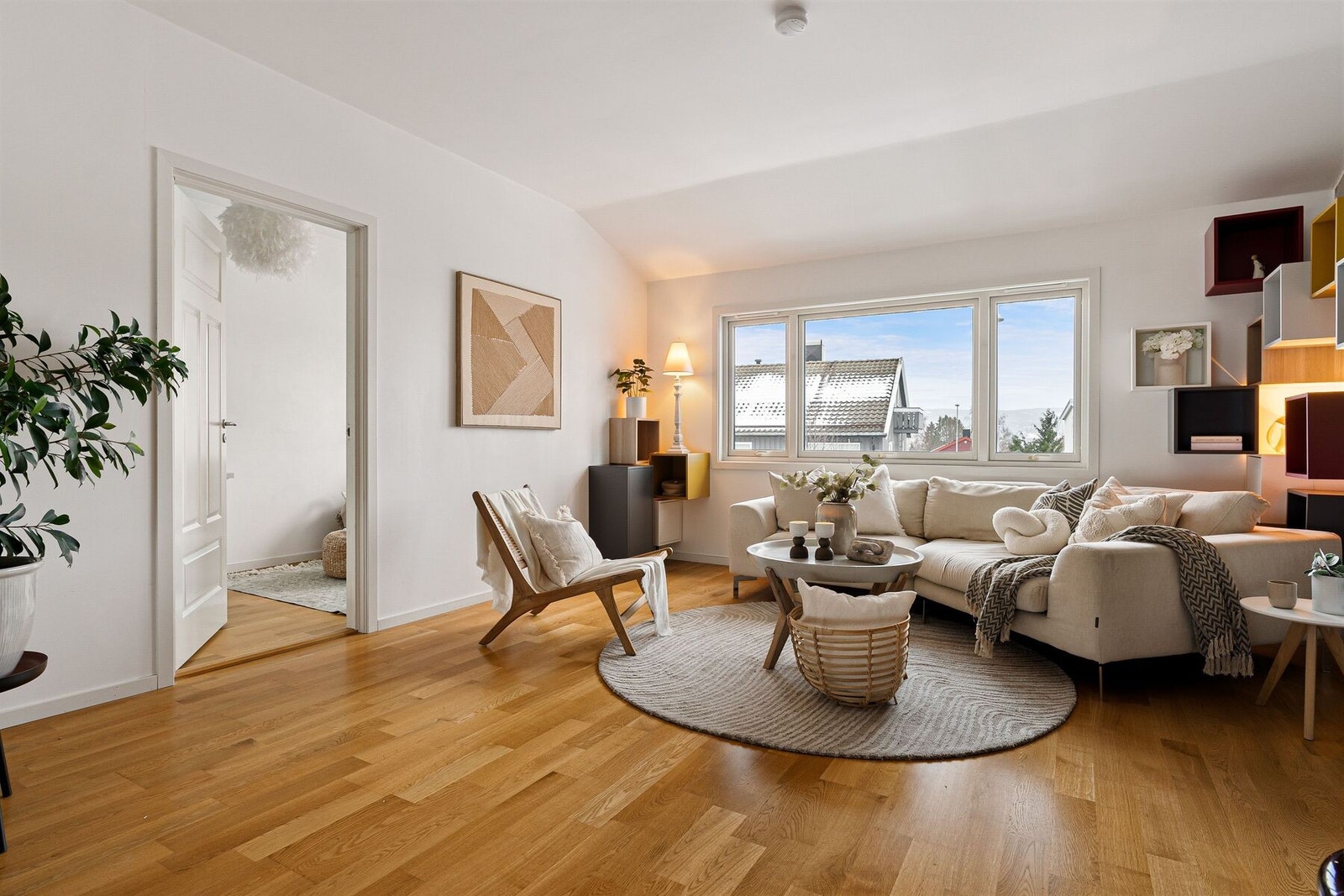 Samlingspunktet i boligen er stuen på ca. 21 m² som har god plass til sofagruppe og tv-hjørne. Galleribilde