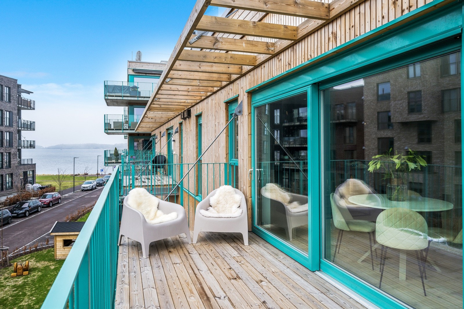 Fra balkongen er det utsikt mot fjorden og Indre Havn. Galleribilde