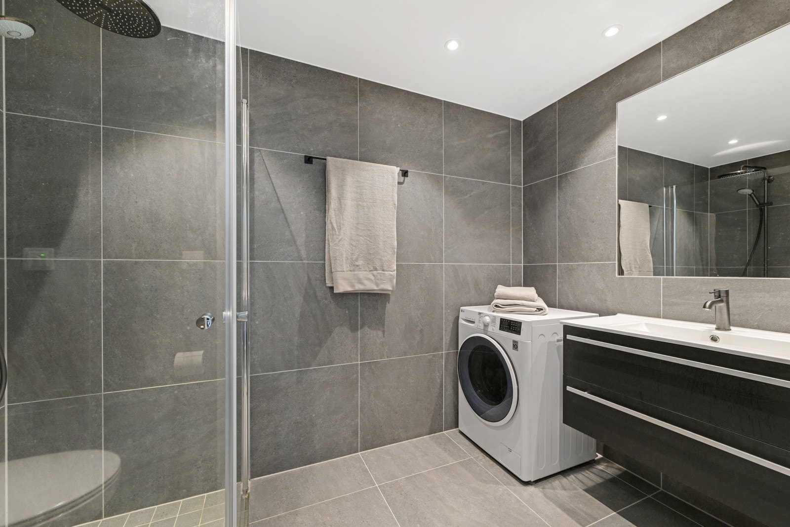 Meget delikat og flislagt bad med gulvvarme Galleribilde