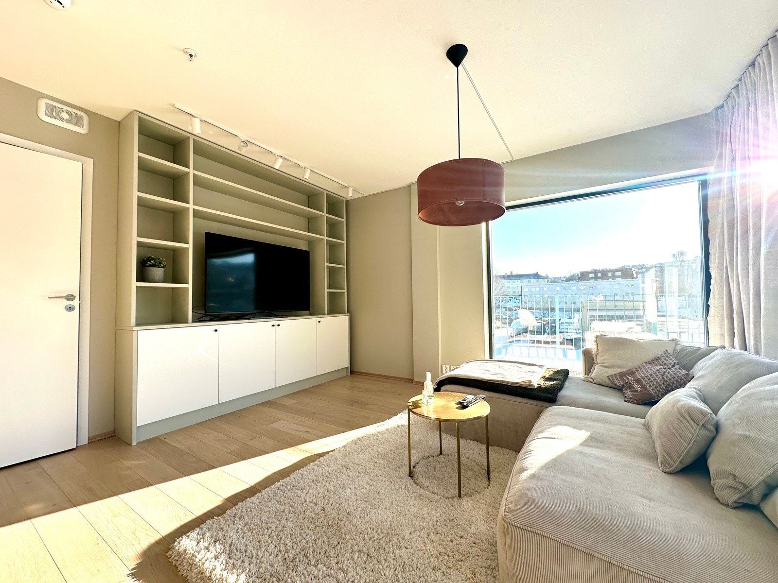 I stuen er det god plass for både sofa og spisebord. Galleribilde